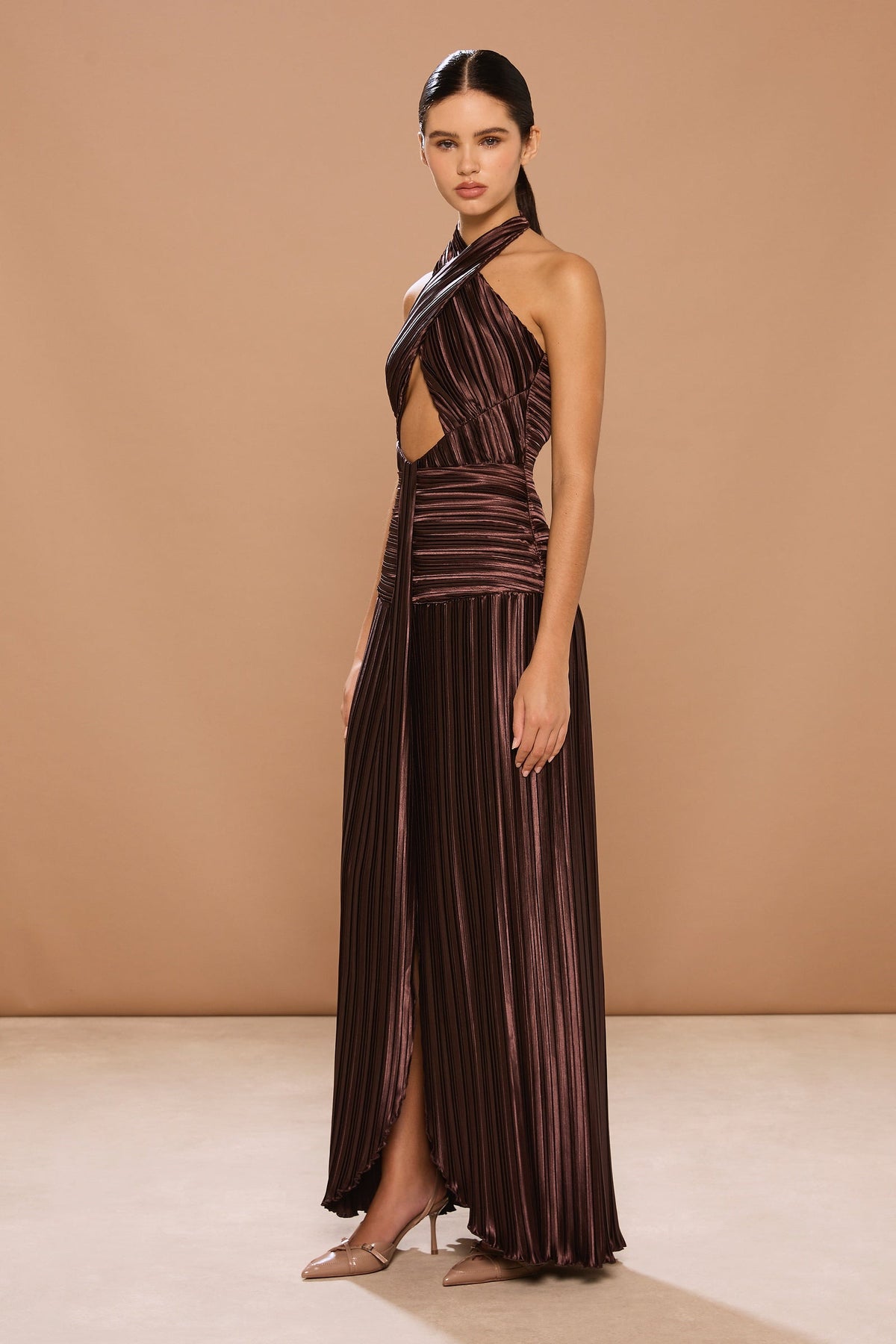 Vestido maxi Ariana plisado elástico con escote halter cruzado
