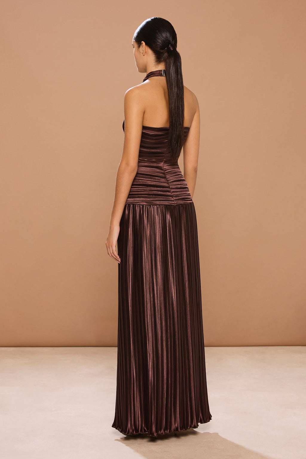 Vestido maxi Ariana plisado elástico con escote halter cruzado