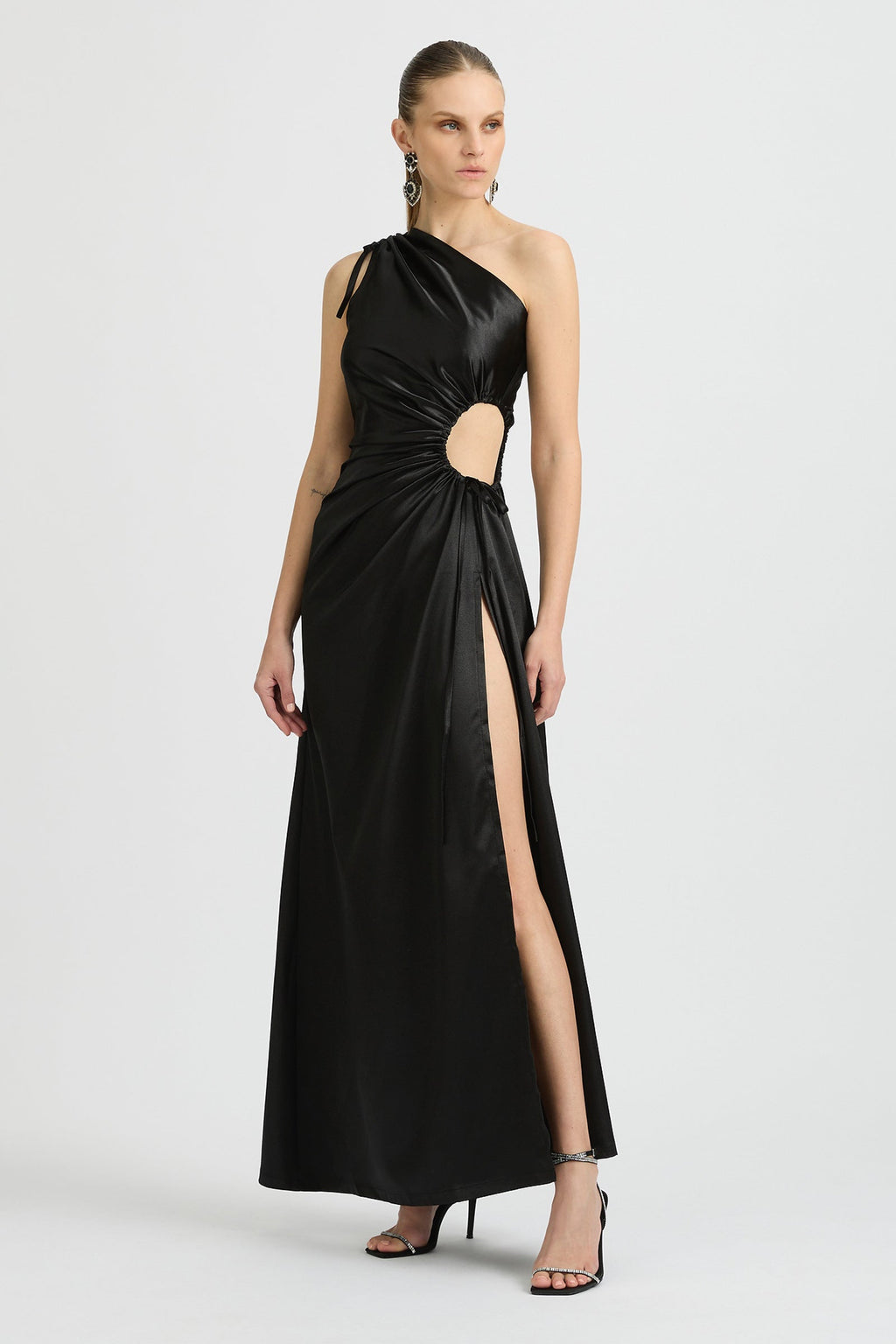 Vestido maxi Nour negro de un hombro con cut-out