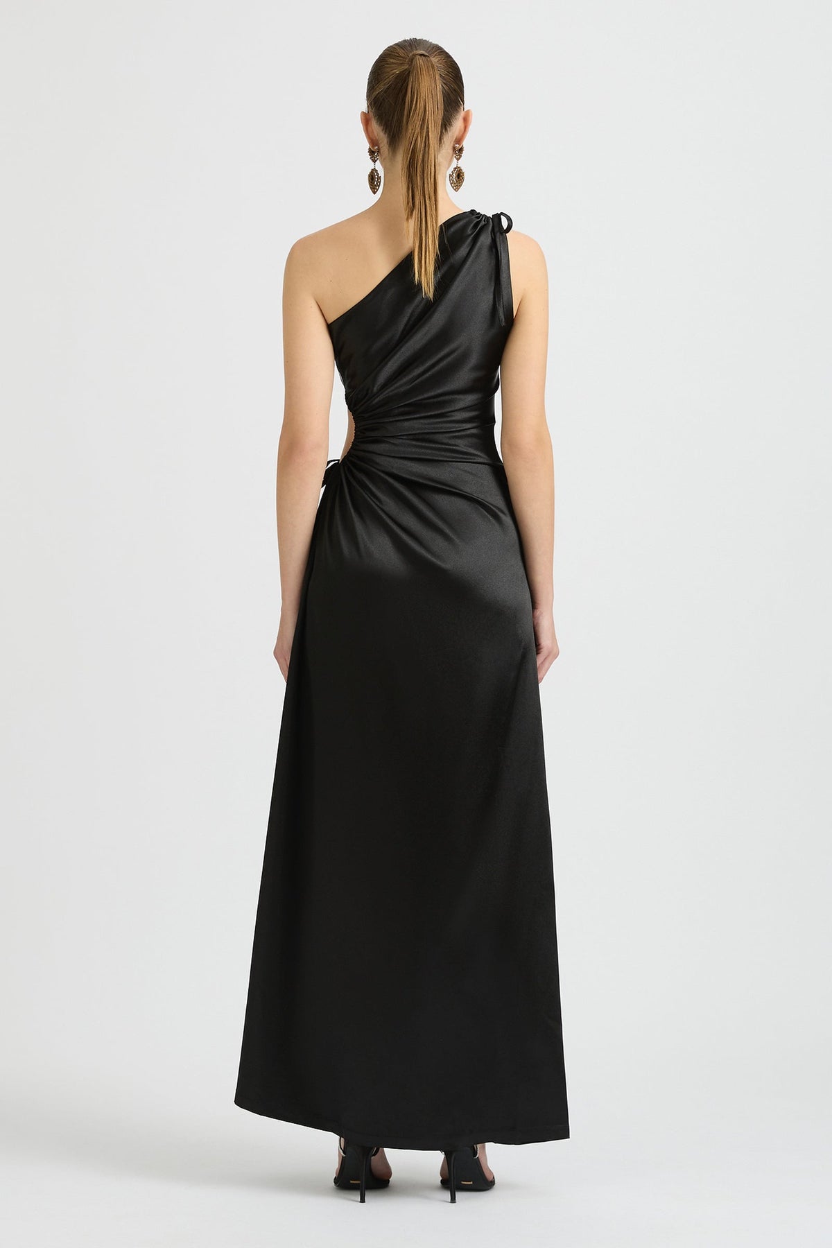 Vestido maxi Nour negro de un hombro con cut-out