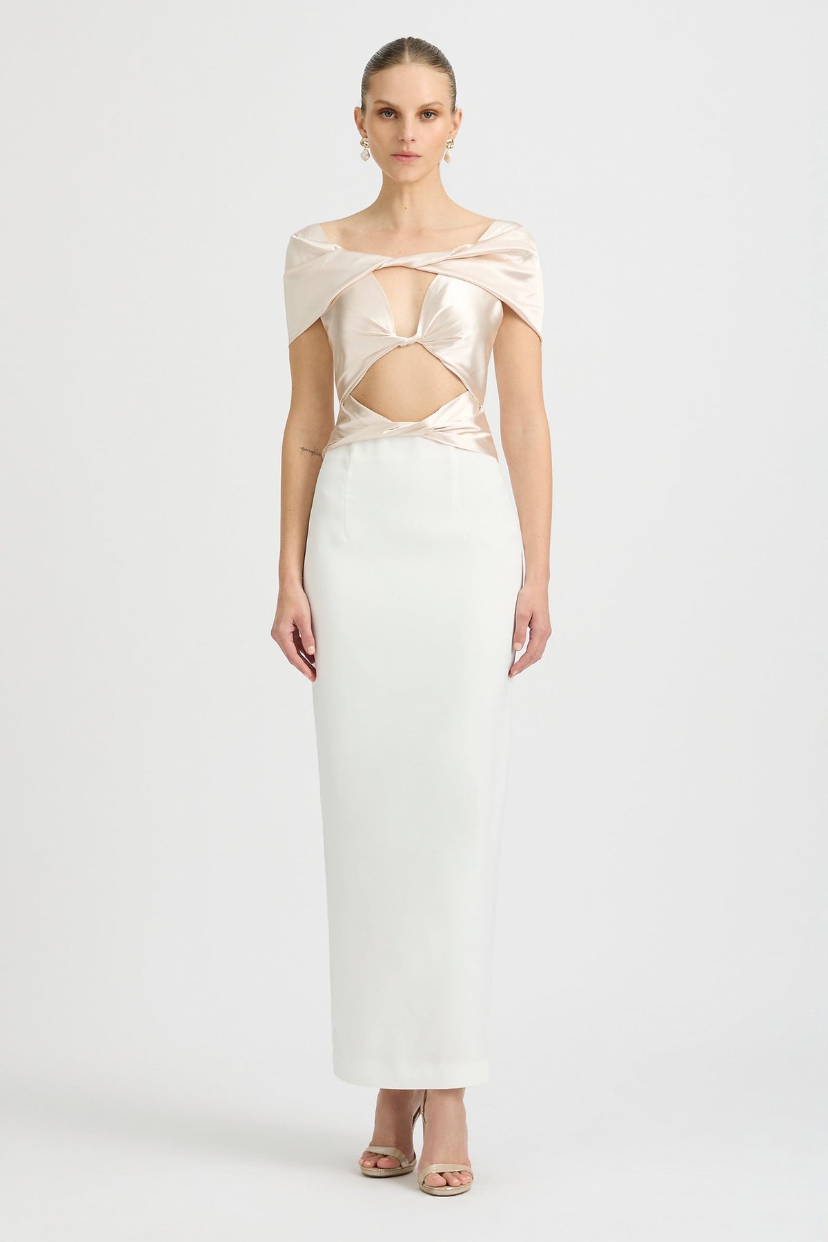 Vestido Pisa en tono perla con detalle retorcido