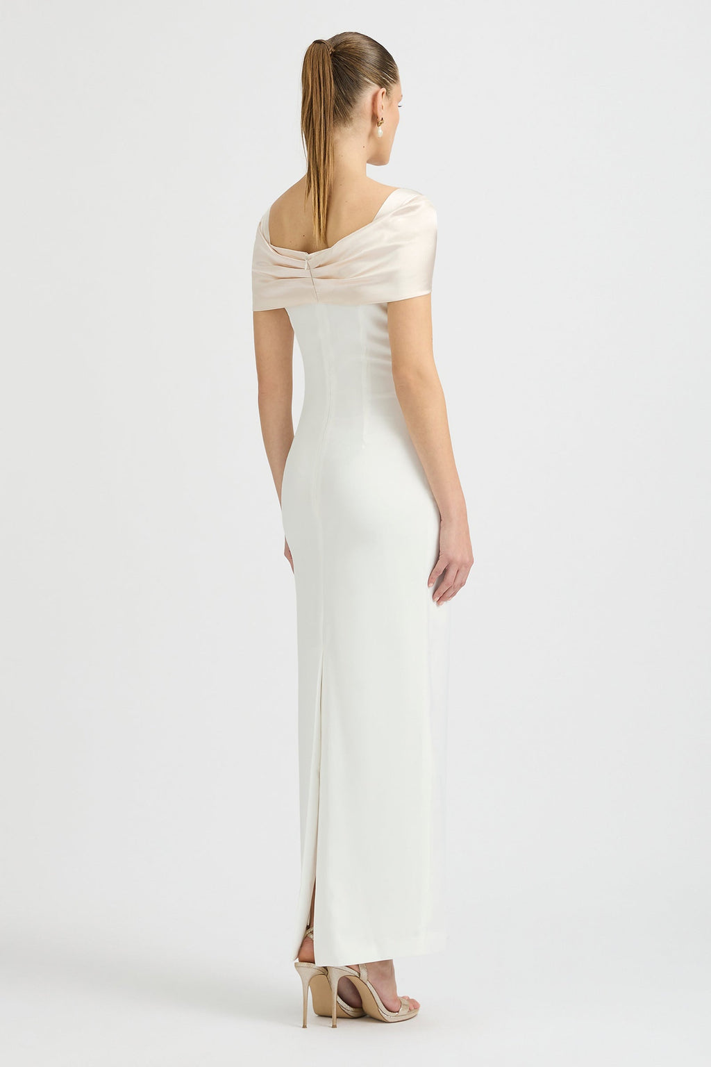 Vestido Pisa en tono perla con detalle retorcido