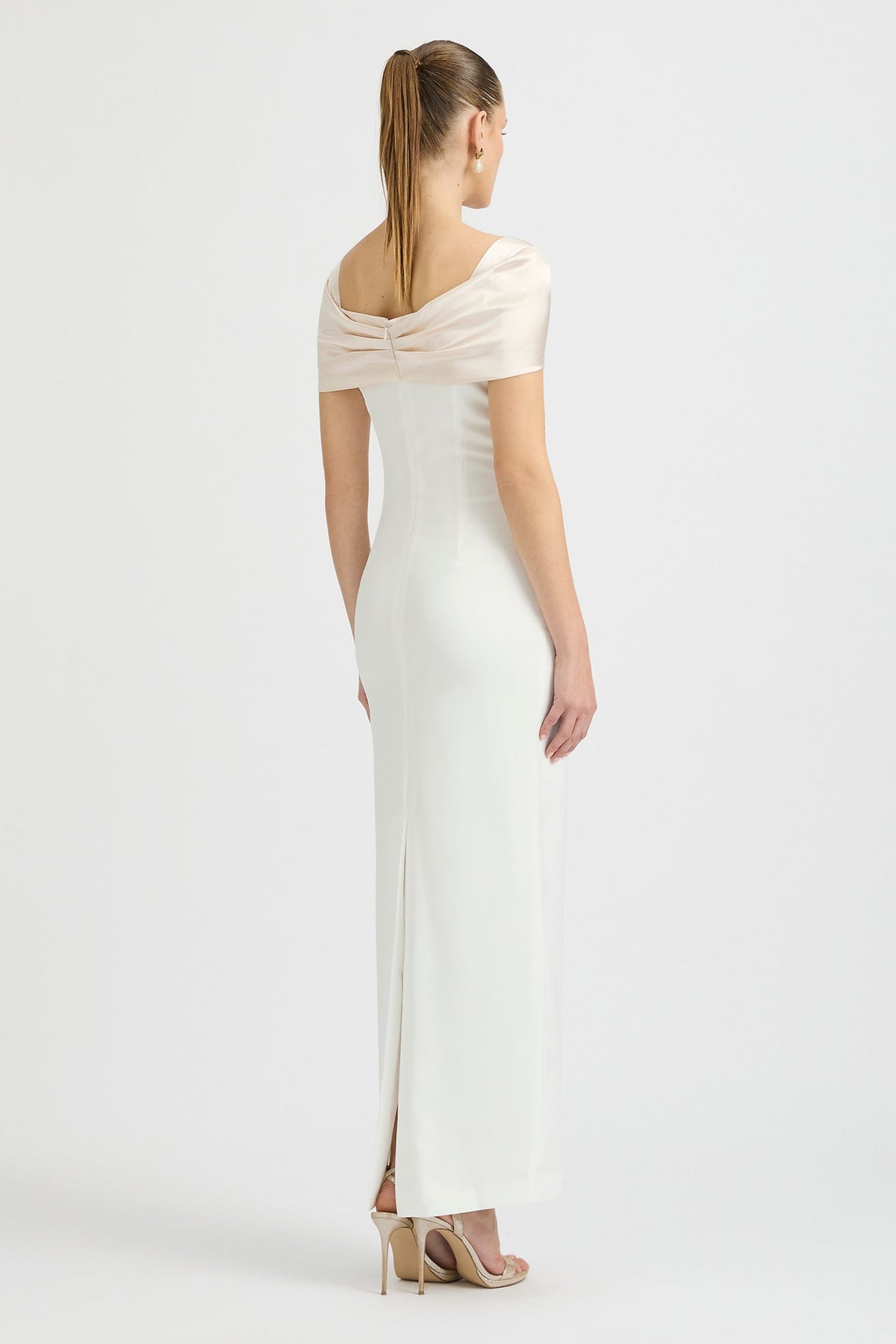 Vestido Pisa en tono perla con detalle retorcido