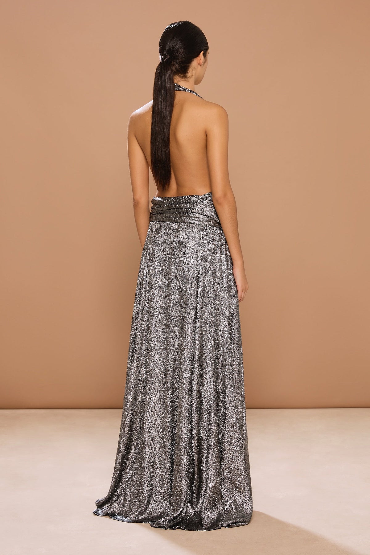 Vestido largo Zephyr plateado con escote profundo y abertura