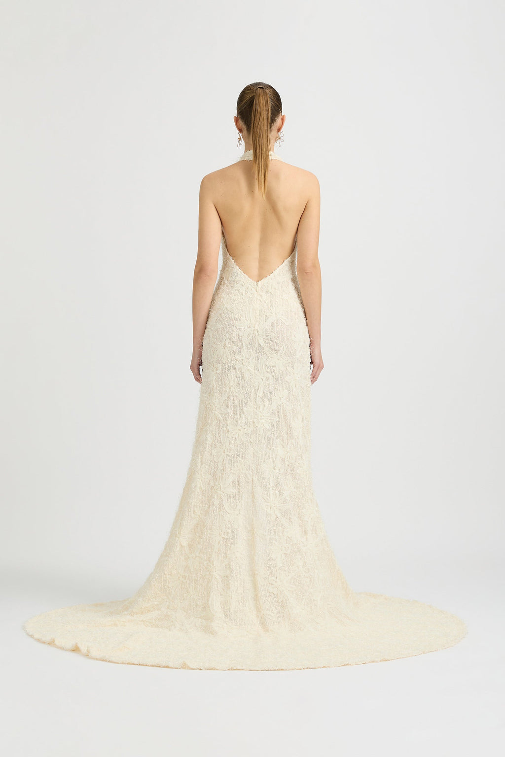 Vestido de novia Noorah con escote halter y cola