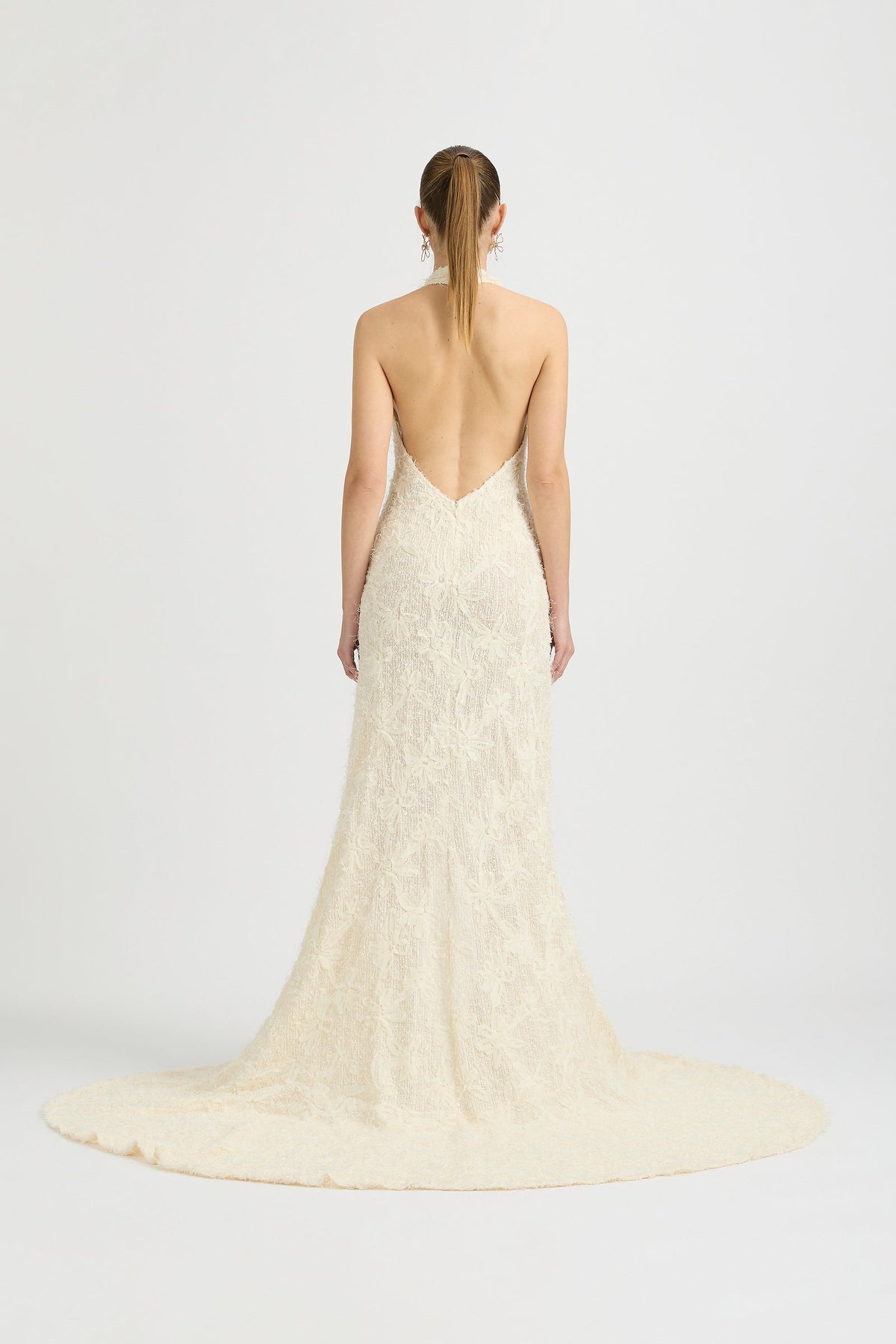 Vestido de novia Noorah con escote halter y cola