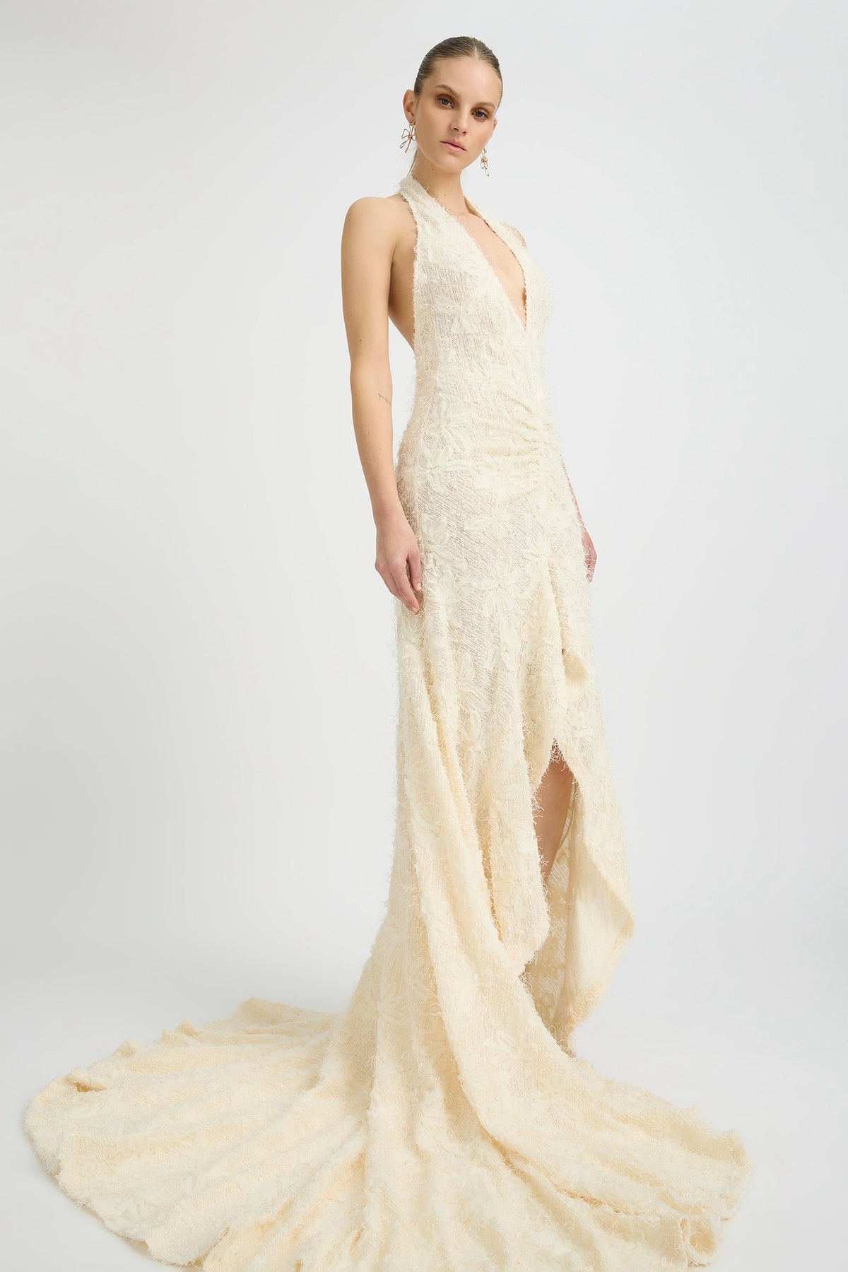 Vestido de novia Noorah con escote halter y cola