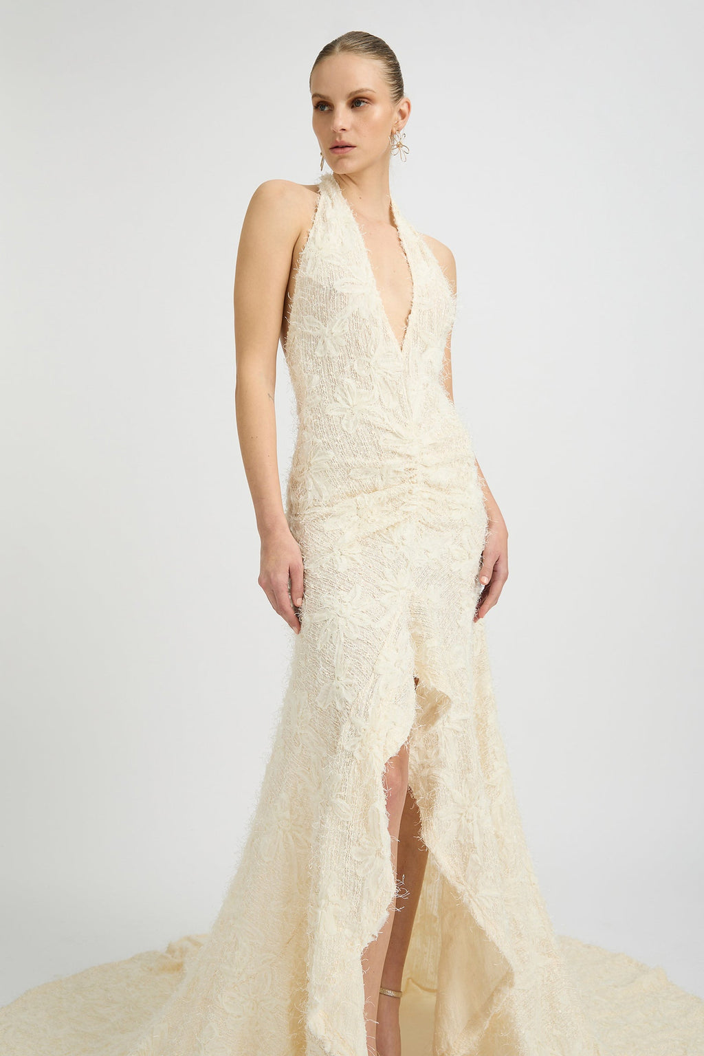 Vestido de novia Noorah con escote halter y cola