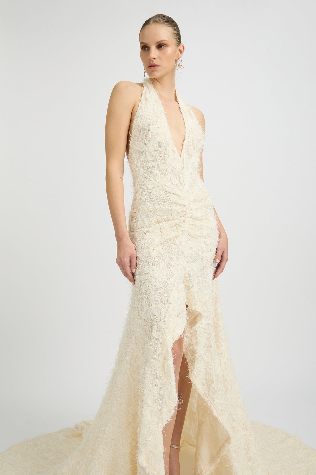 Vestido de novia Noorah con escote halter y cola