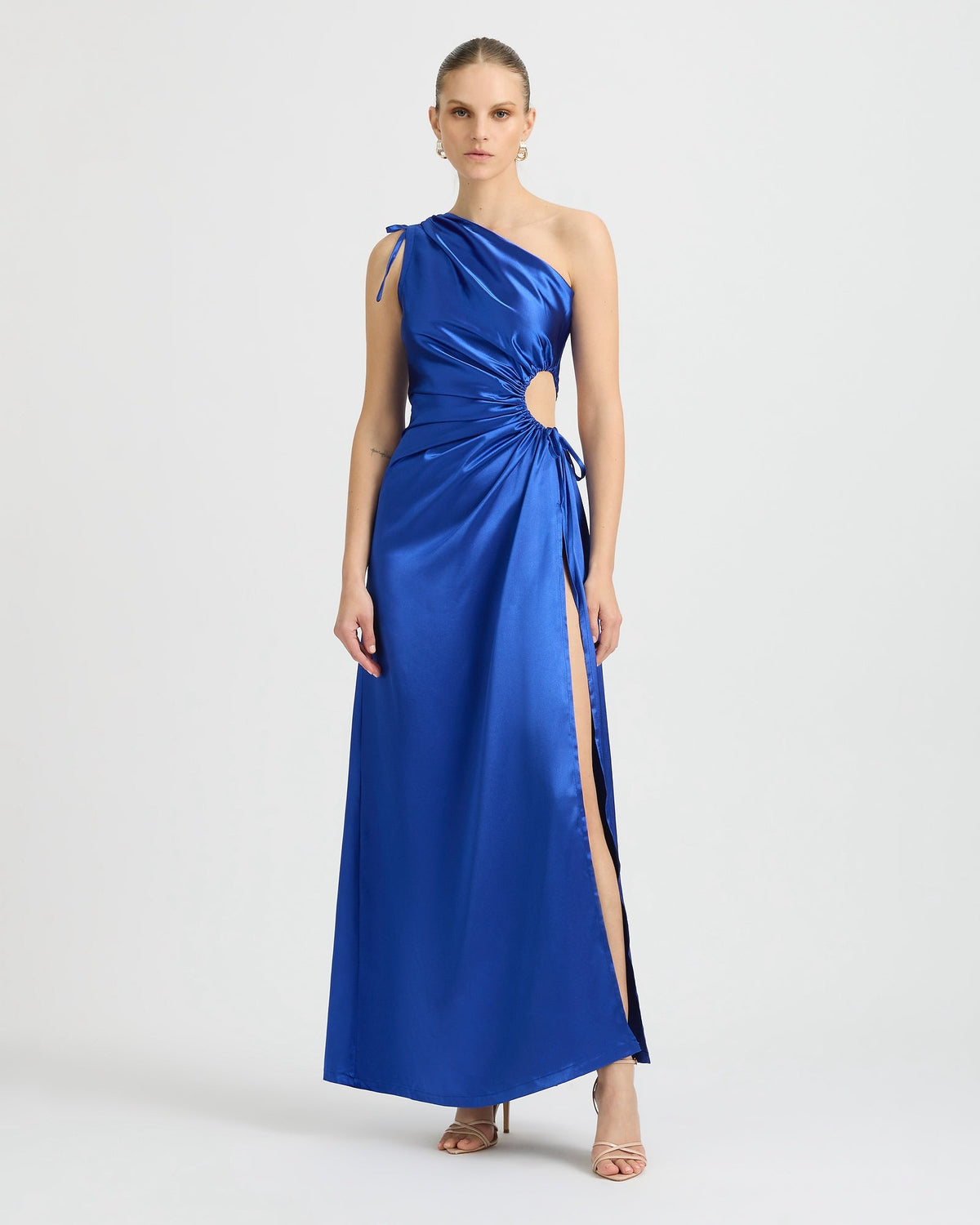 Vestido maxi Nour azul marroquí de un hombro con cut-out