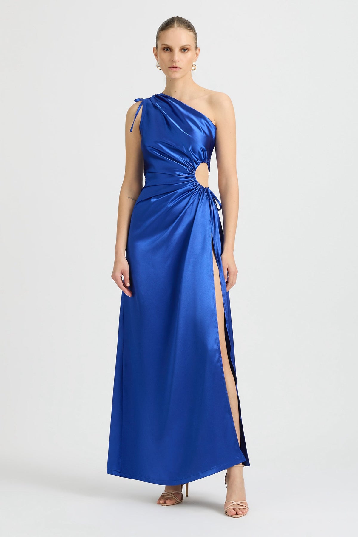 Vestido maxi Nour azul marroquí de un hombro con cut-out