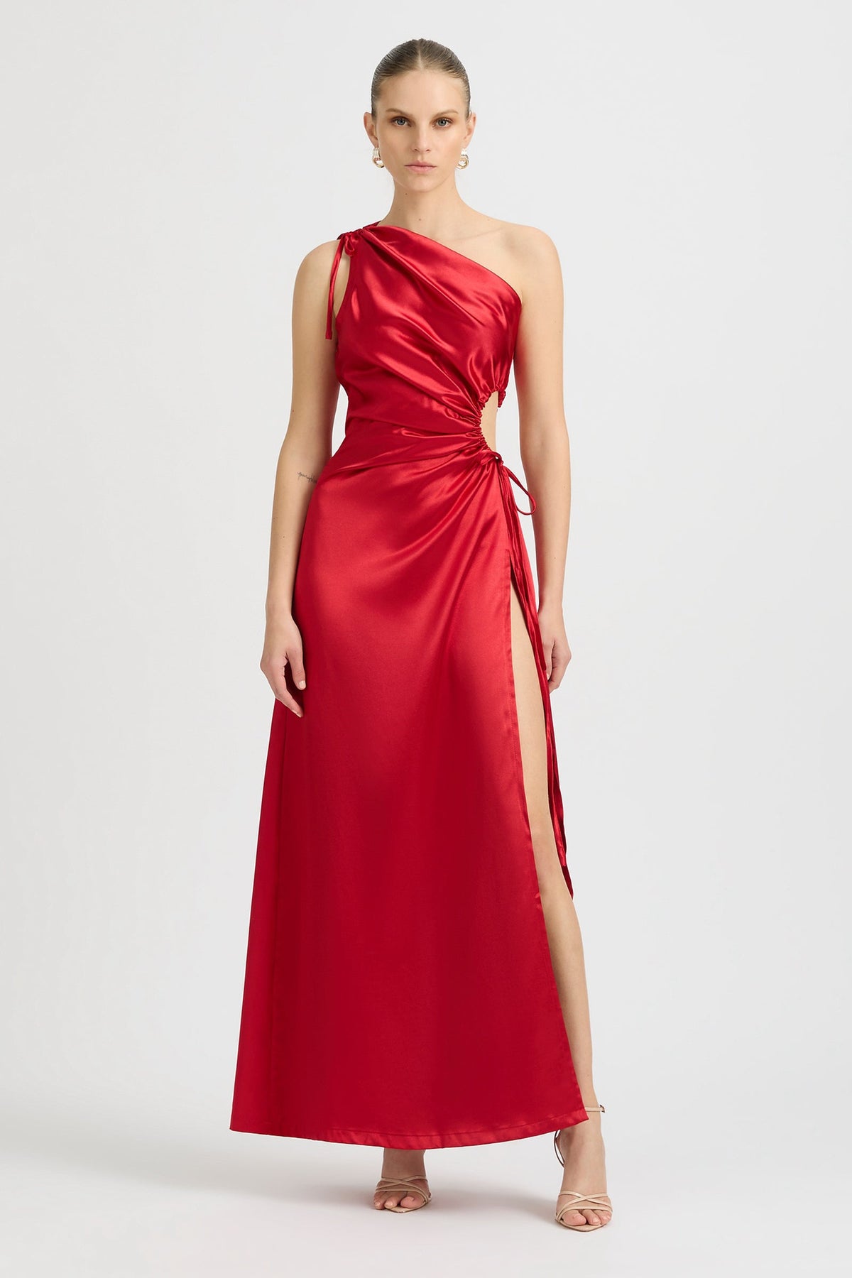 Vestido maxi Nour rojo escarlata de un hombro con cut-out