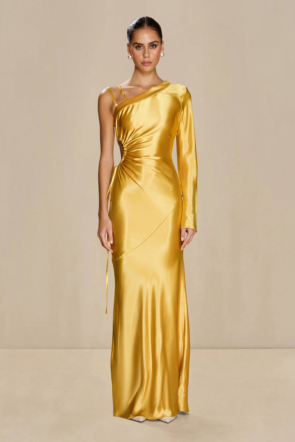 Vestido Sonya de viscosa en color marigold con corte asimétrico