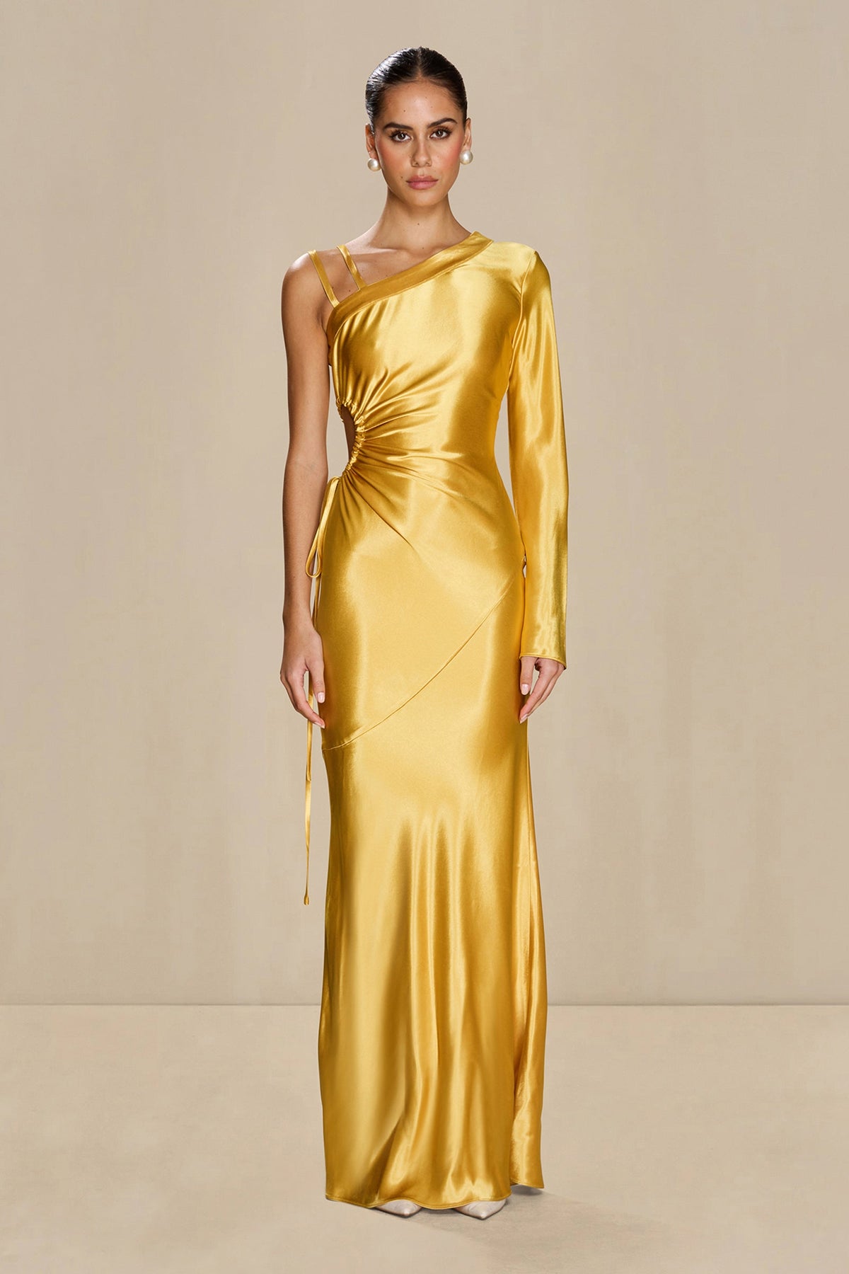 Vestido Sonya de viscosa en color marigold con corte asimétrico