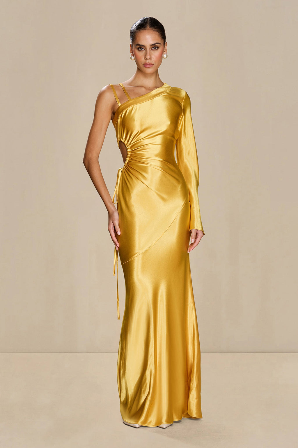 Vestido Sonya de viscosa en color marigold con corte asimétrico