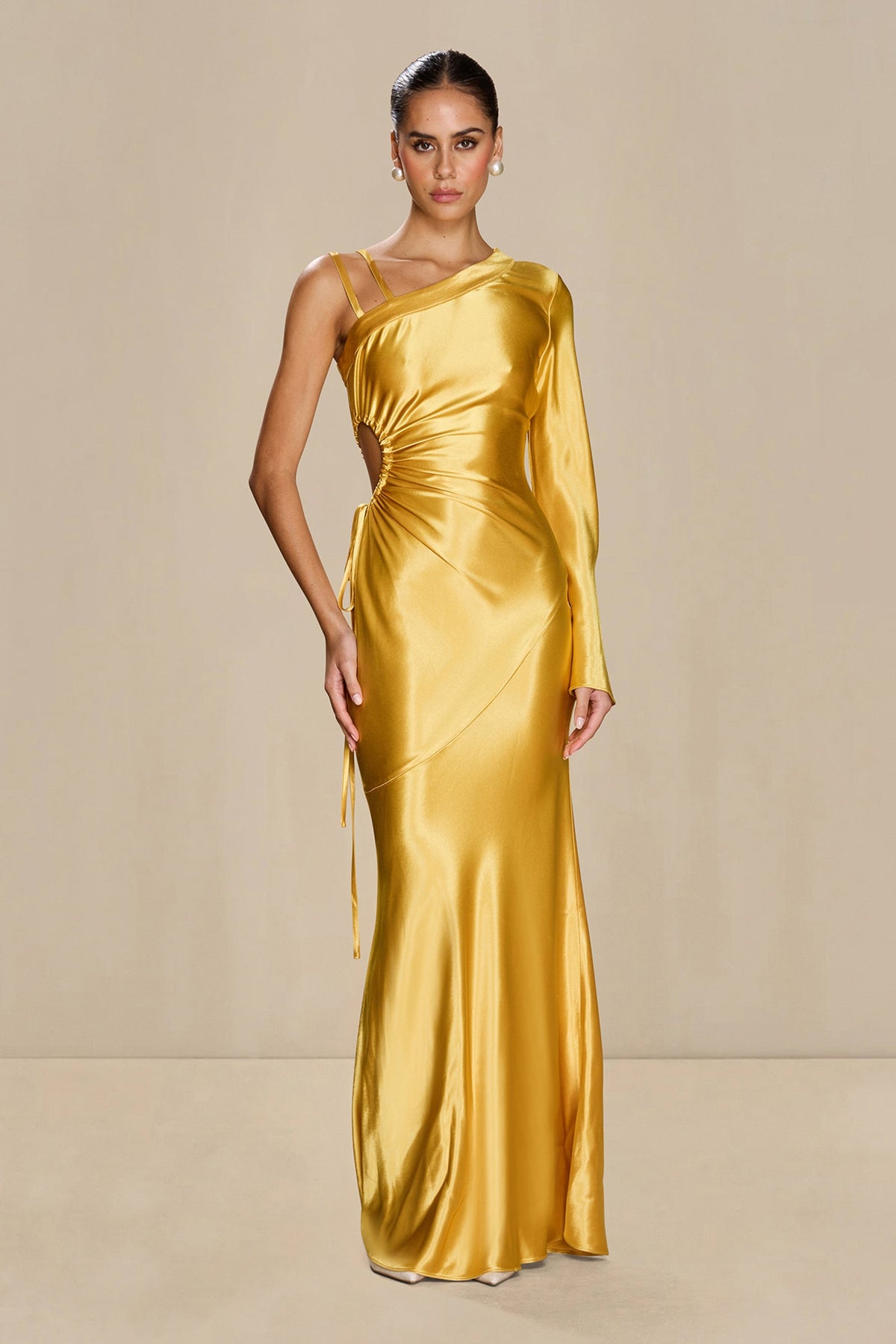 Vestido Sonya de viscosa en color marigold con corte asimétrico