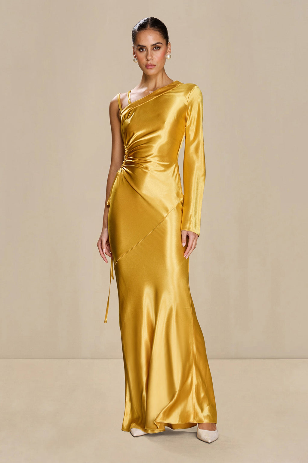 Vestido Sonya de viscosa en color marigold con corte asimétrico