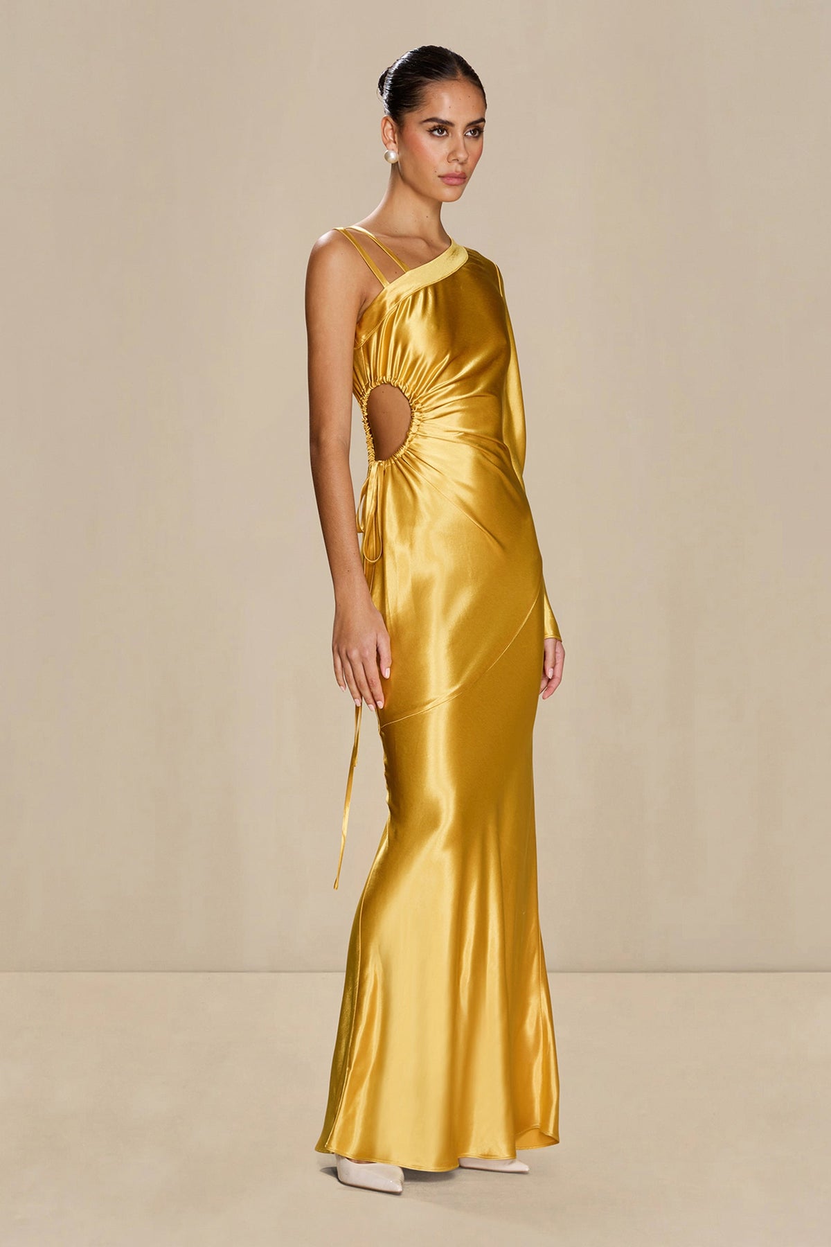 Vestido Sonya de viscosa en color marigold con corte asimétrico