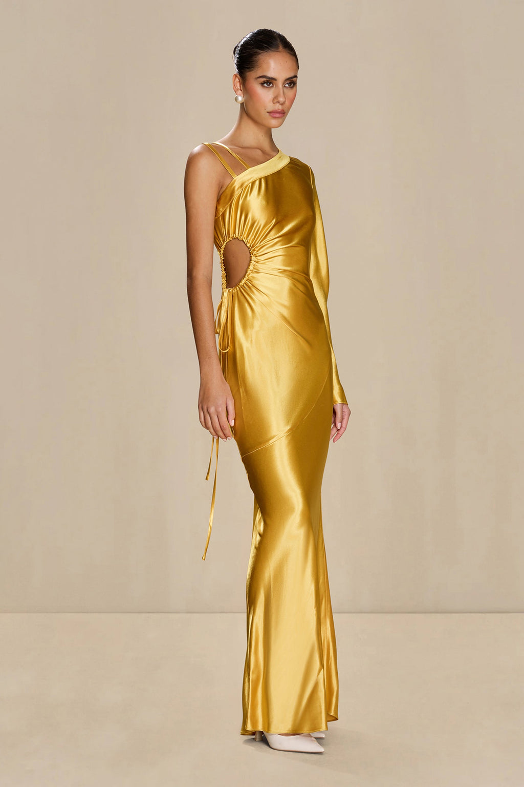 Vestido Sonya de viscosa en color marigold con corte asimétrico