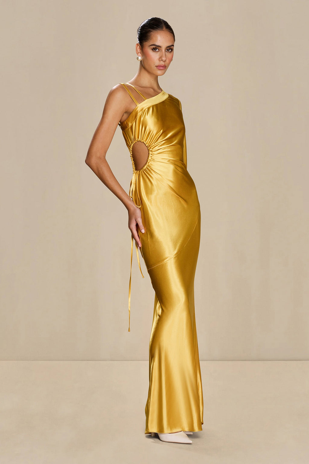 Vestido Sonya de viscosa en color marigold con corte asimétrico