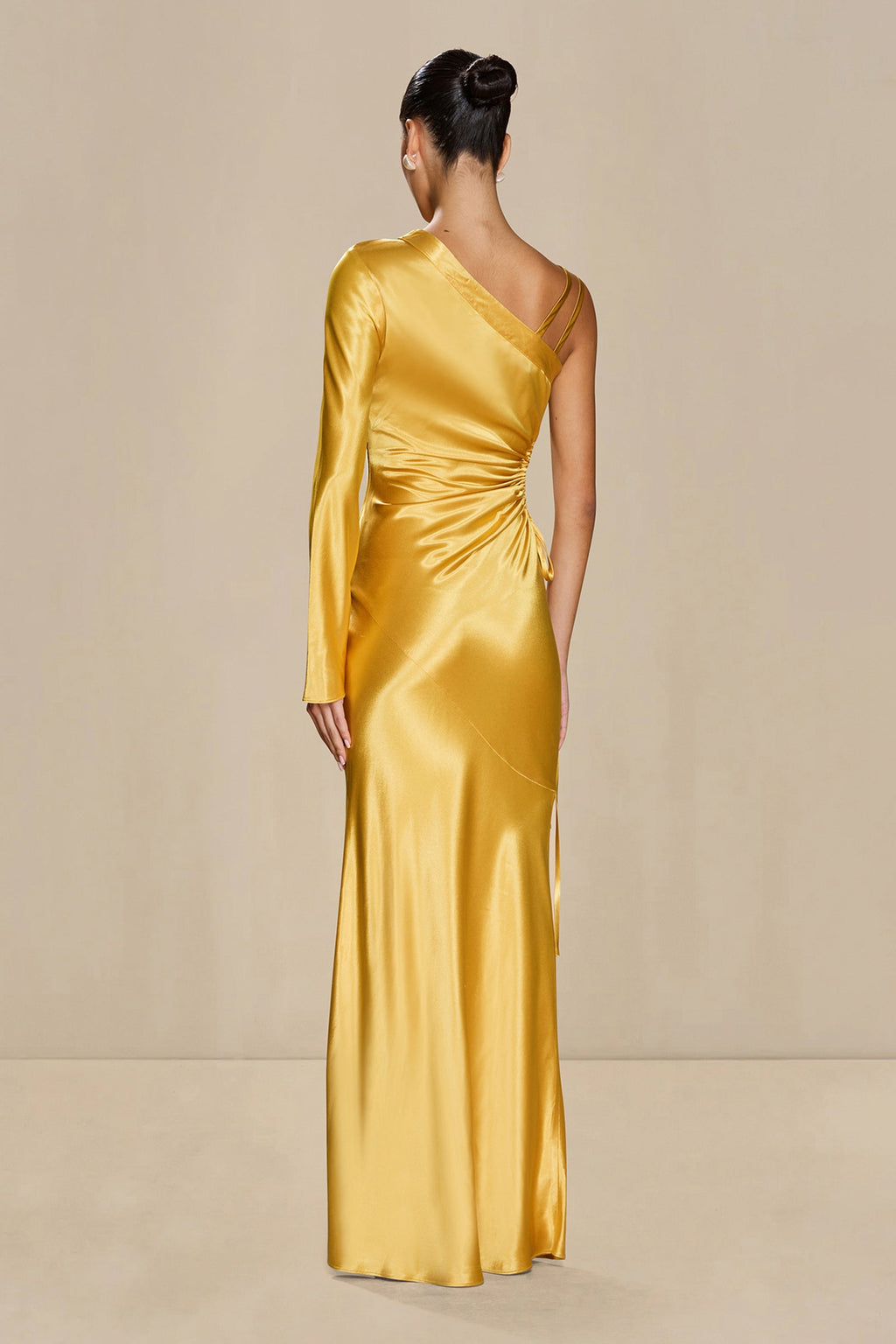 Vestido Sonya de viscosa en color marigold con corte asimétrico