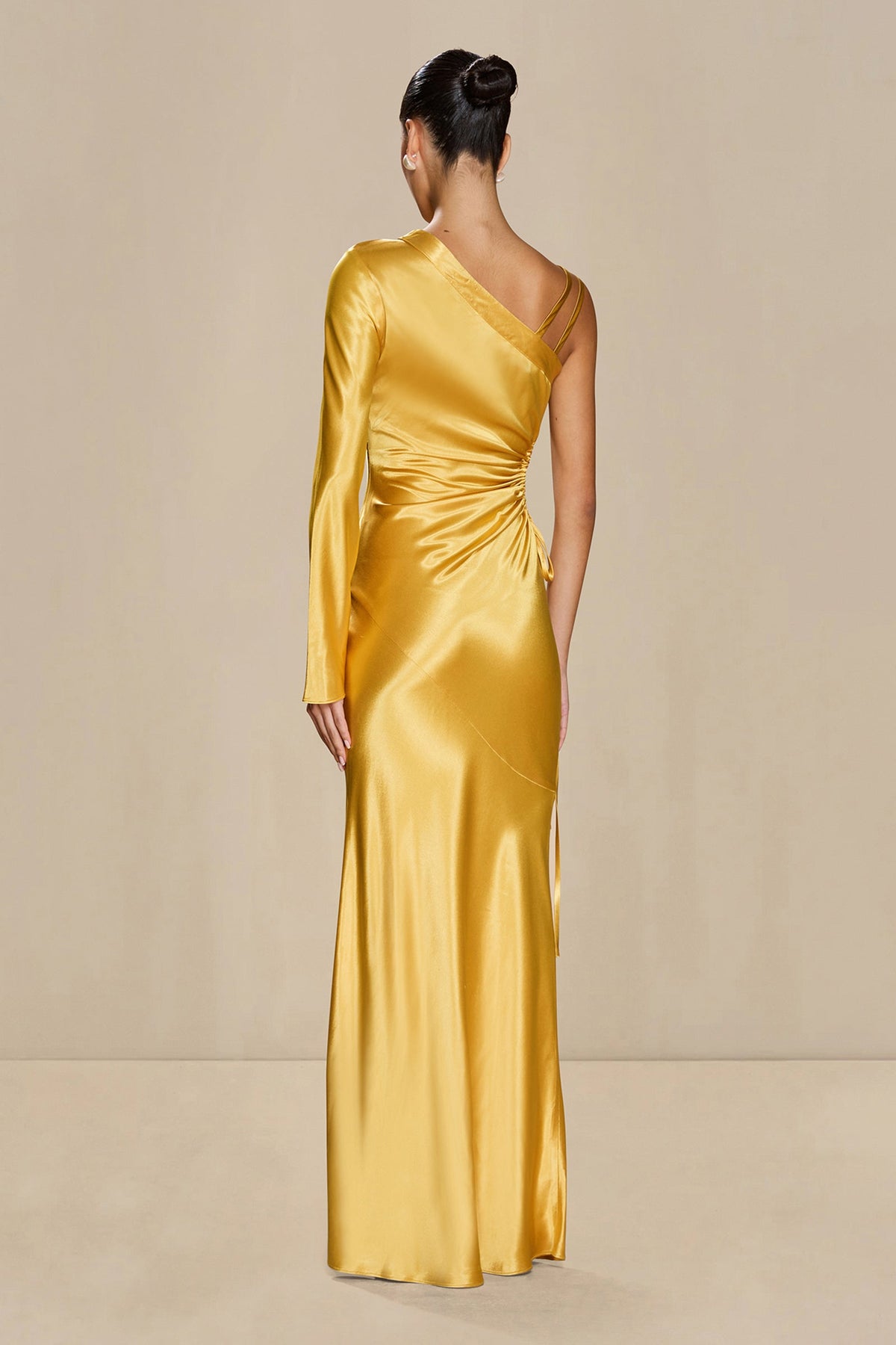 Vestido Sonya de viscosa en color marigold con corte asimétrico