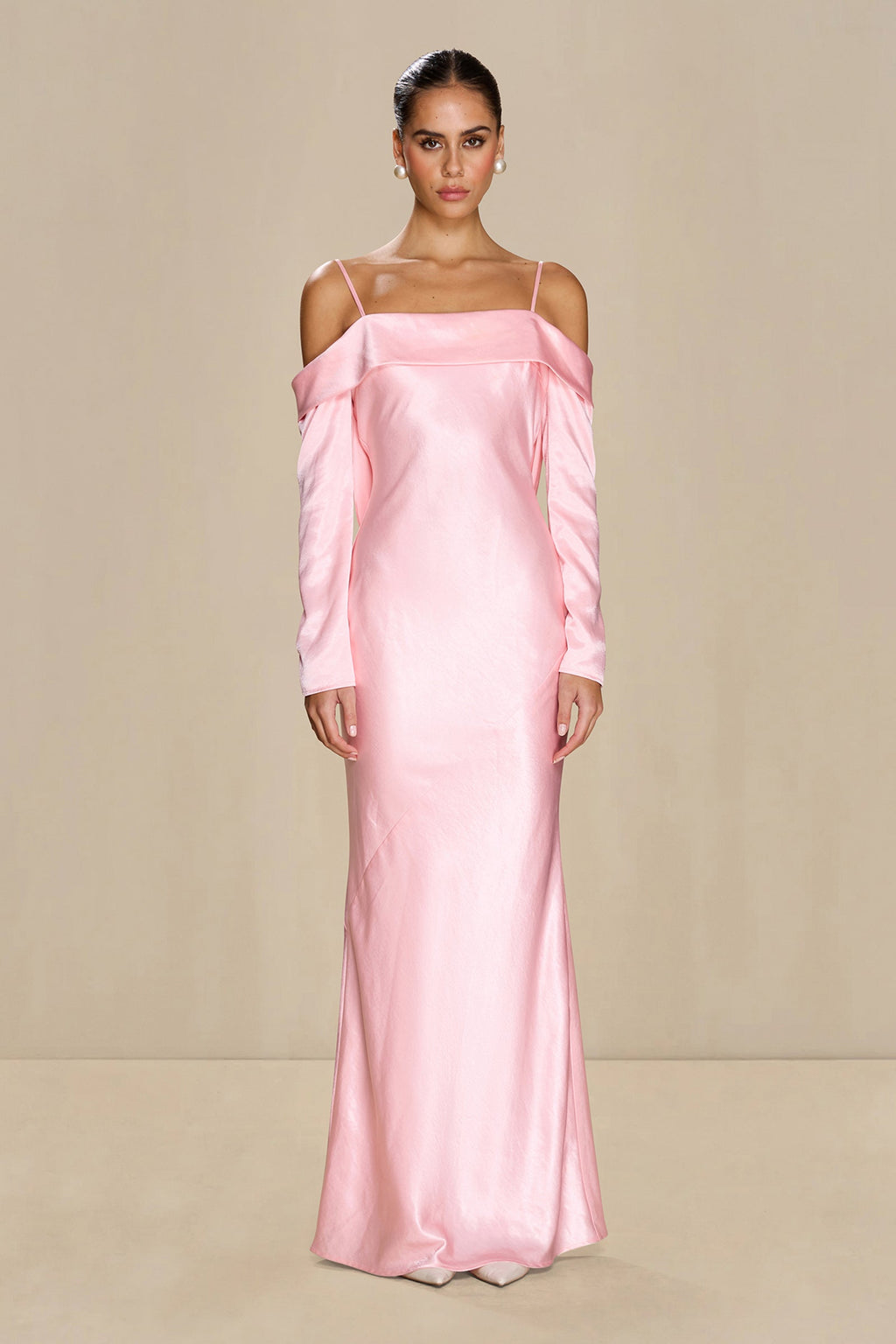Vestido Issy de satén rosa pétalo con hombros descubiertos