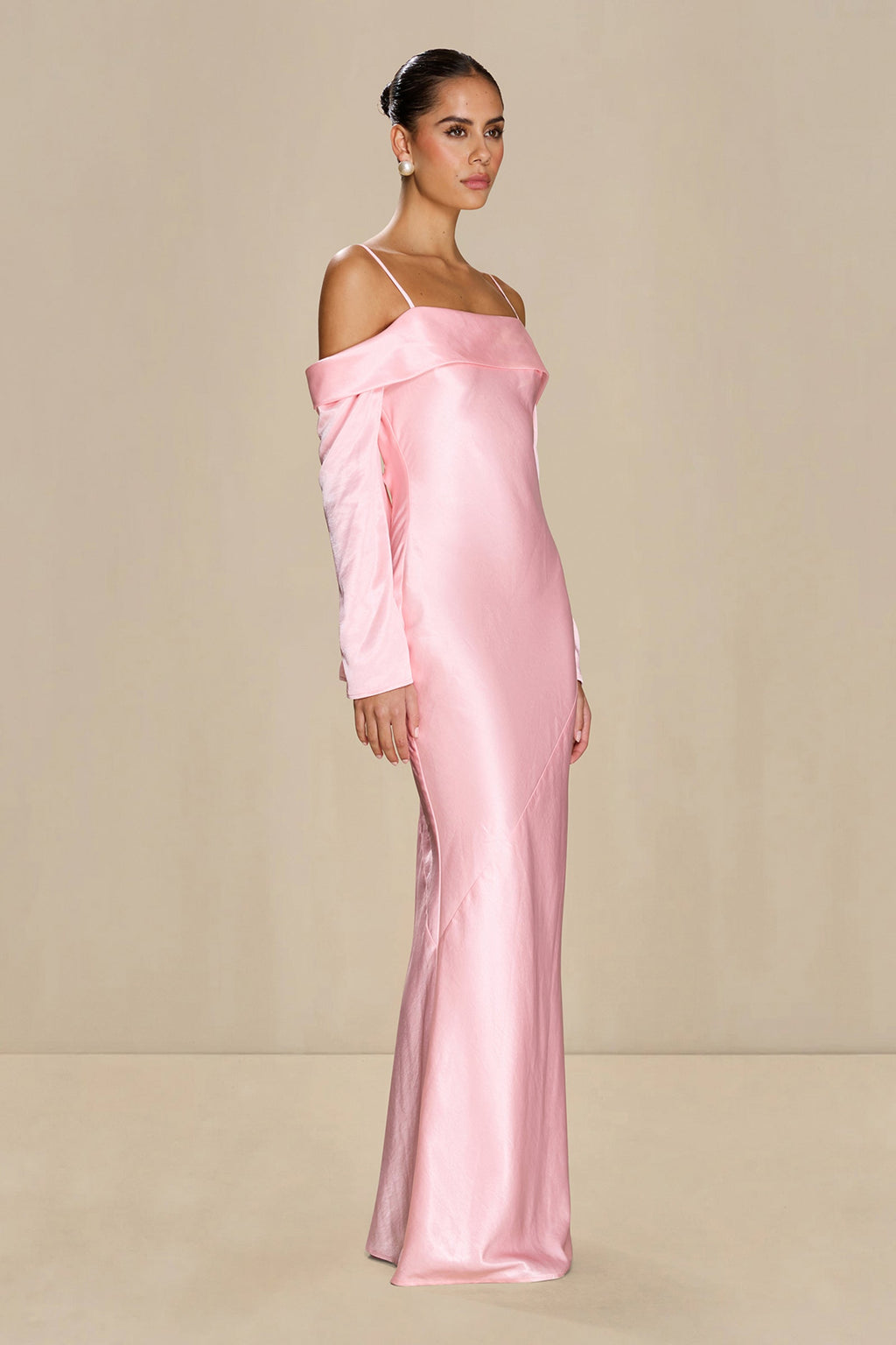 Vestido Issy de satén rosa pétalo con hombros descubiertos