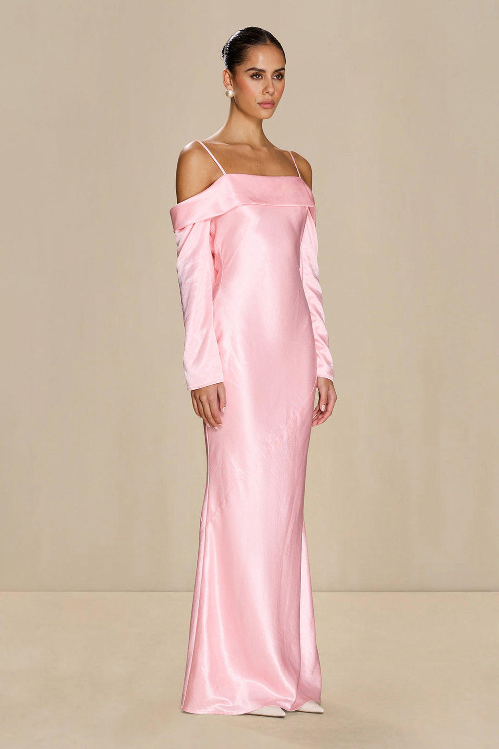 Vestido Issy de satén rosa pétalo con hombros descubiertos