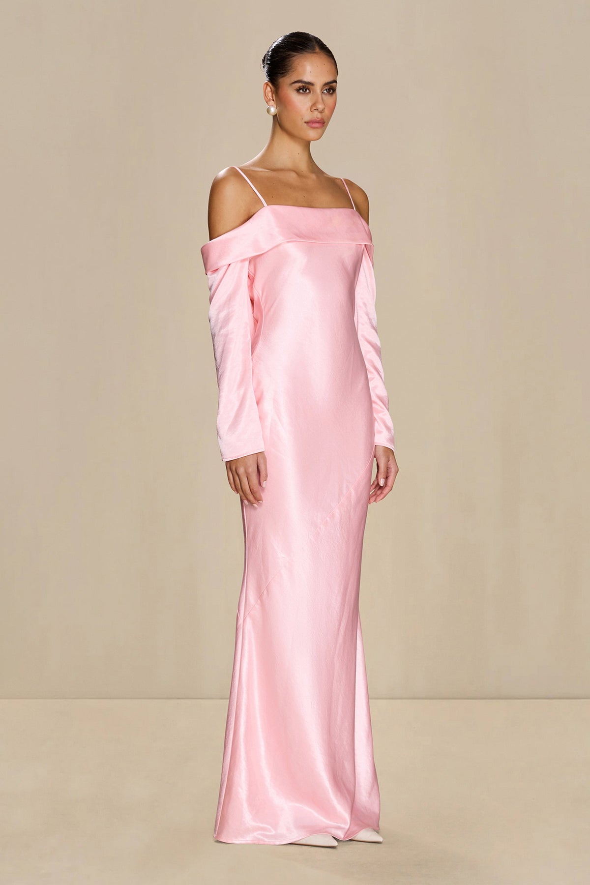 Vestido Issy de satén rosa pétalo con hombros descubiertos
