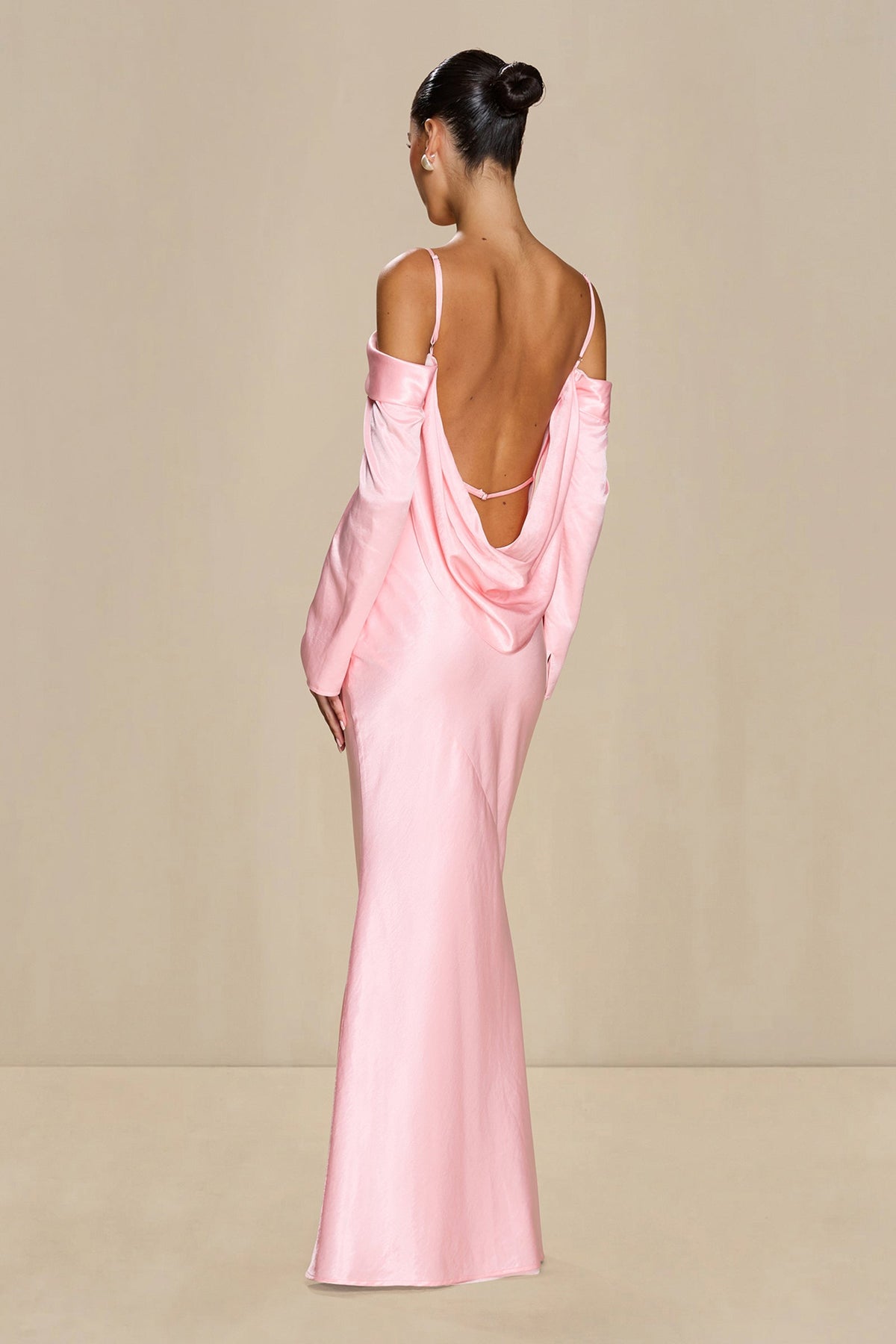 Vestido Issy de satén rosa pétalo con hombros descubiertos