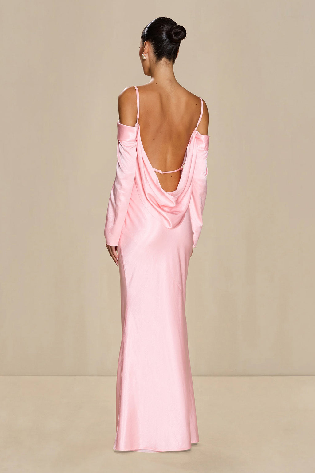 Vestido Issy de satén rosa pétalo con hombros descubiertos