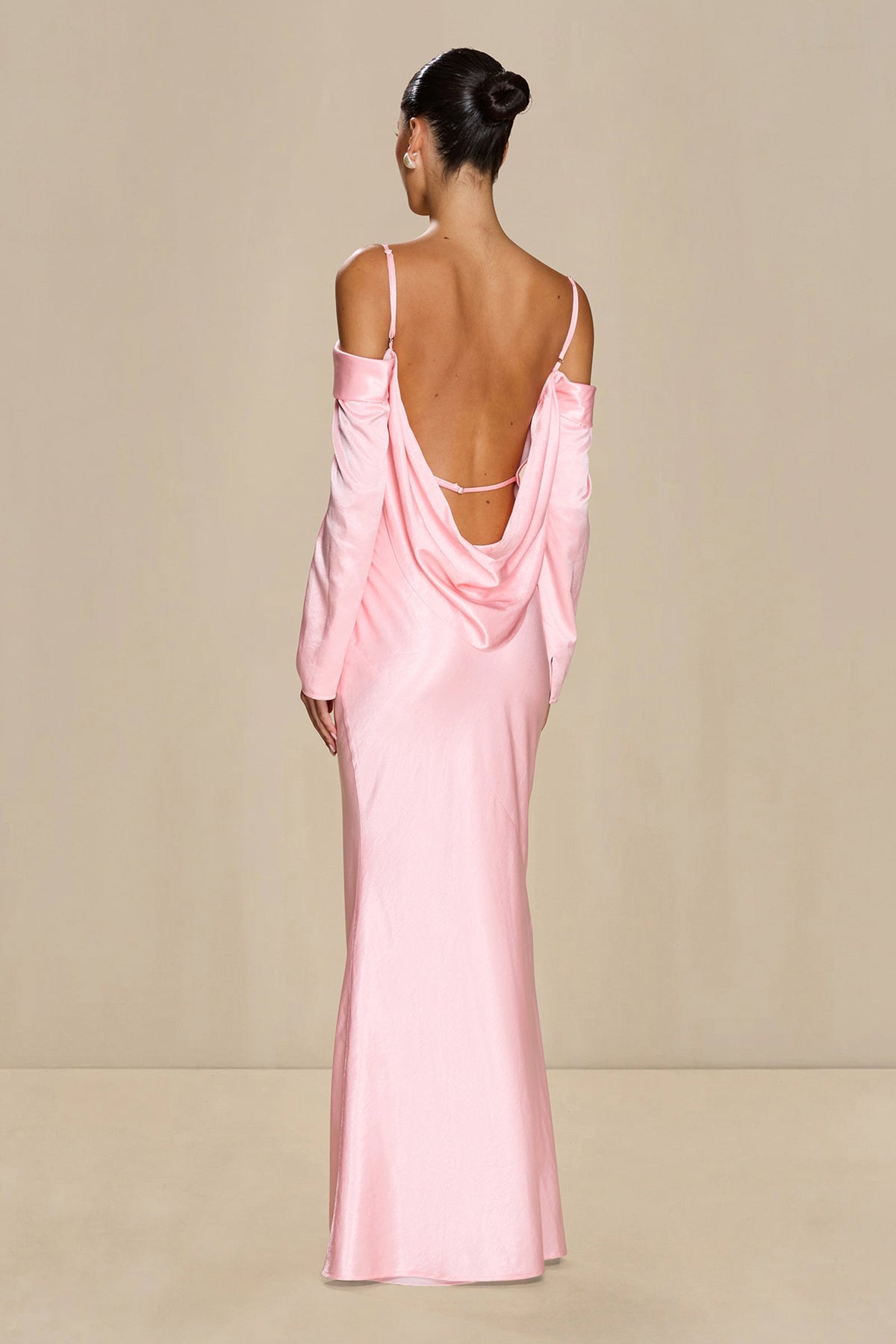 Vestido Issy de satén rosa pétalo con hombros descubiertos