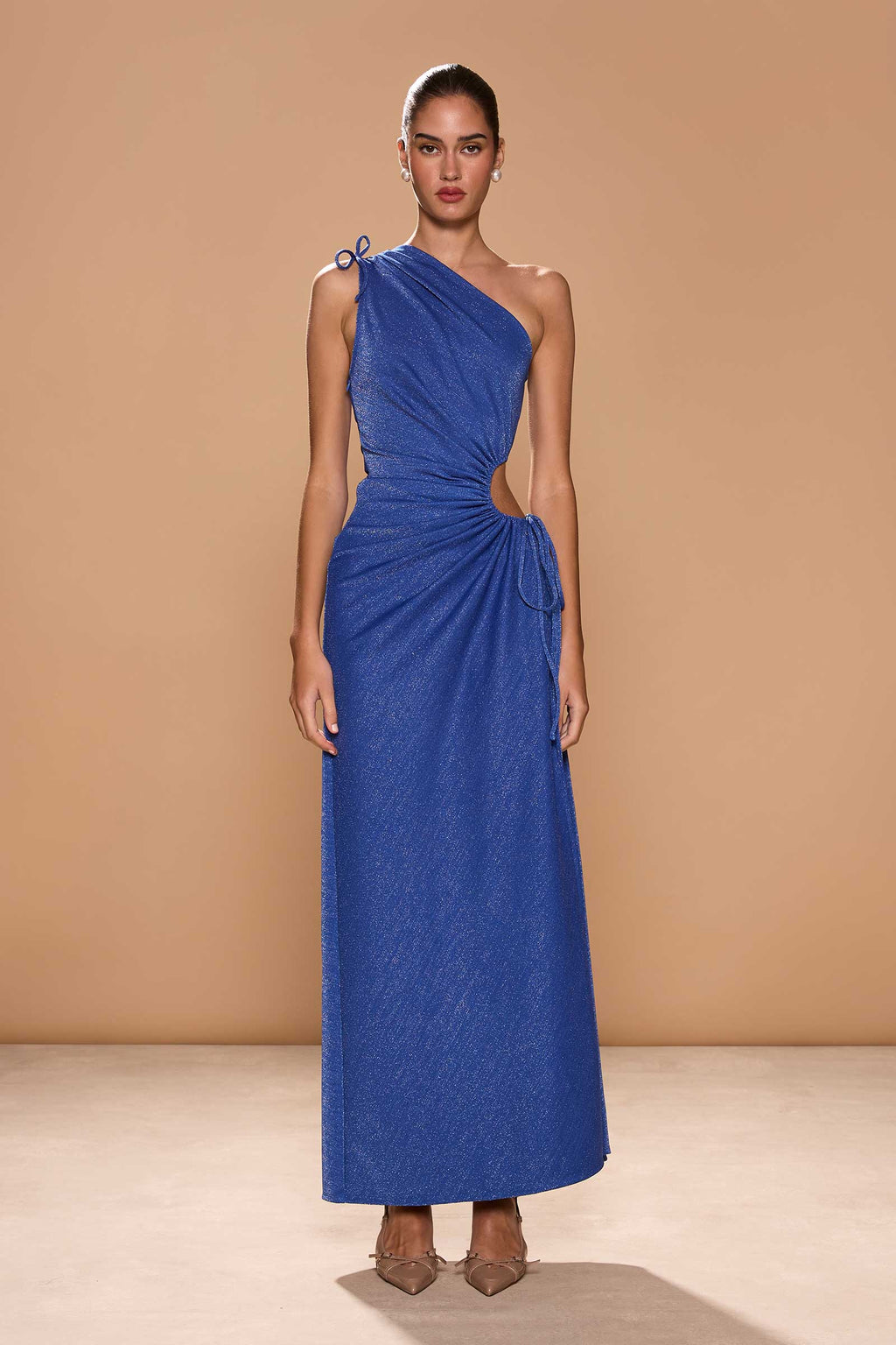 Vestido largo azul oscuro de lurex con escote de un hombro