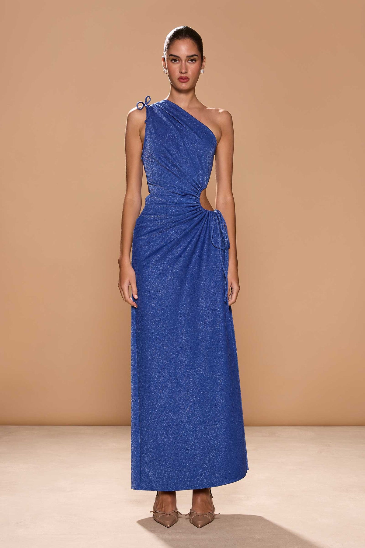 Vestido largo azul oscuro de lurex con escote de un hombro