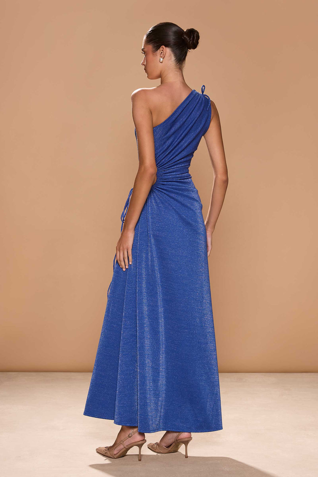 Vestido largo azul oscuro de lurex con escote de un hombro