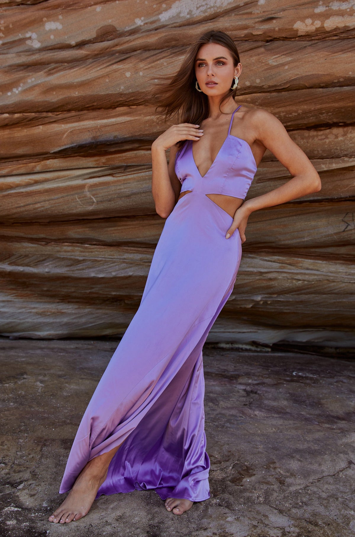 Vestido largo Zena lila con escote profundo y cut-out