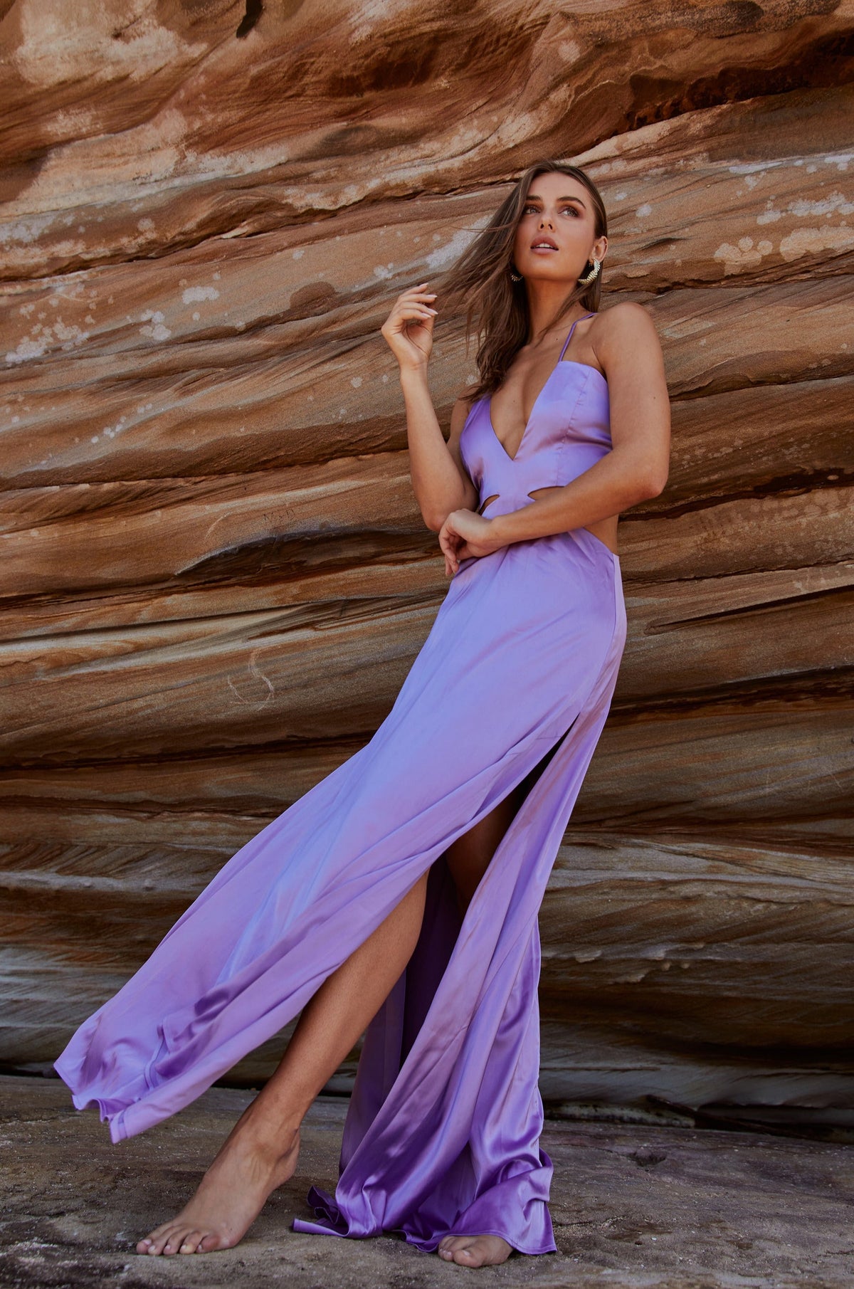 Vestido largo Zena lila con escote profundo y cut-out