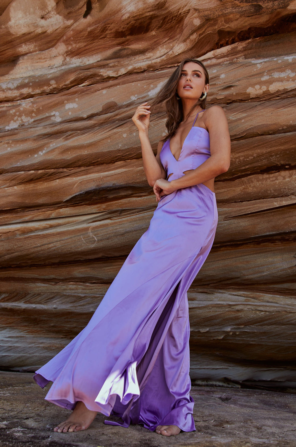Vestido largo Zena lila con escote profundo y cut-out