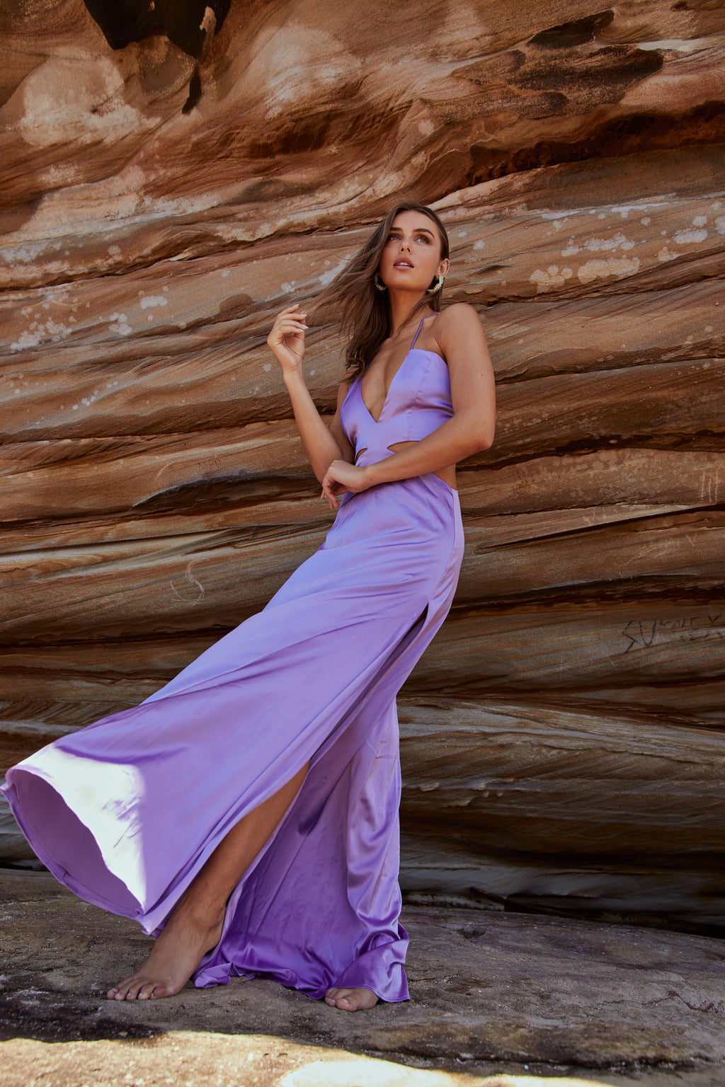 Vestido largo Zena lila con escote profundo y cut-out
