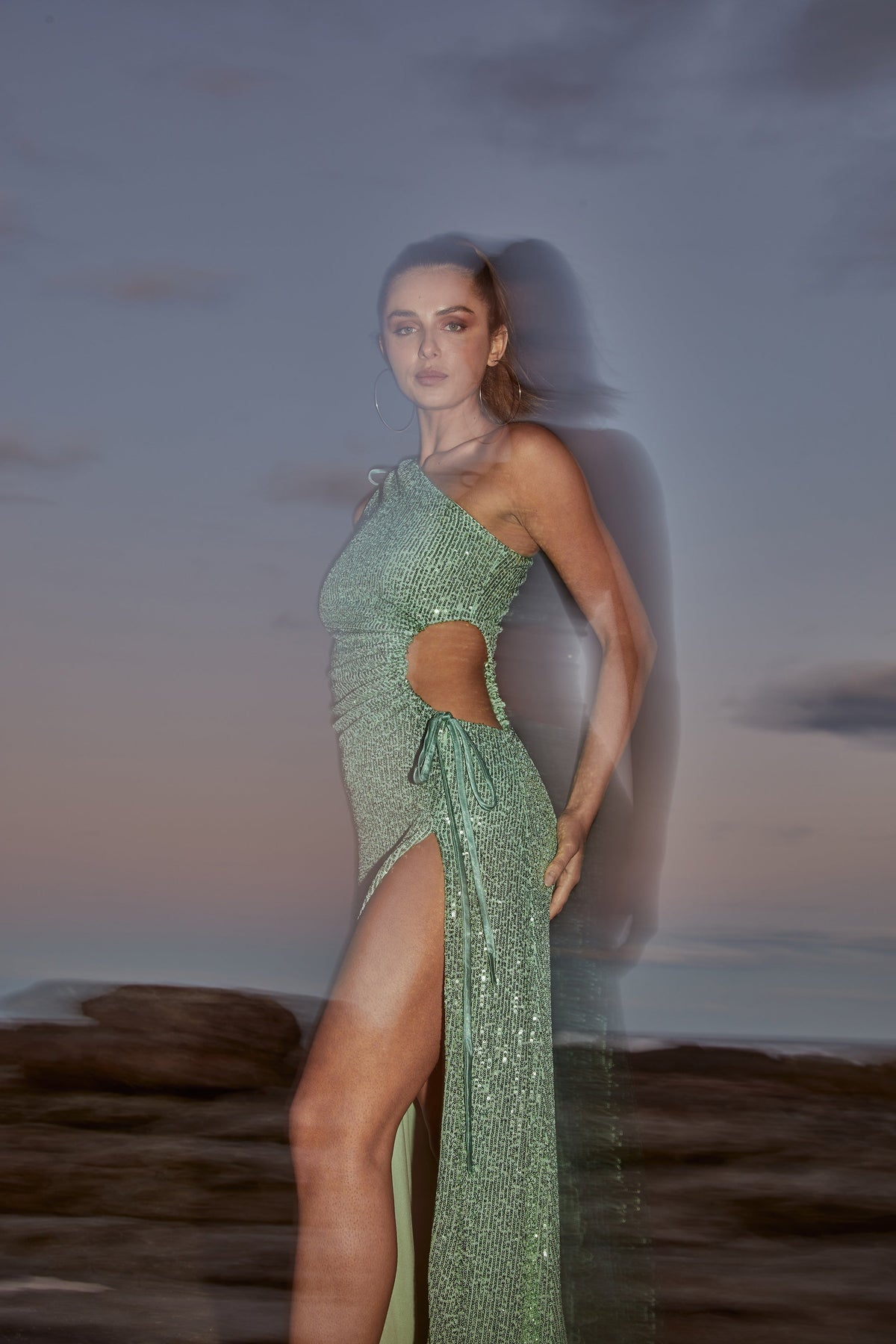 Vestido maxi Nour de lentejuelas verde menta con escote asimétrico