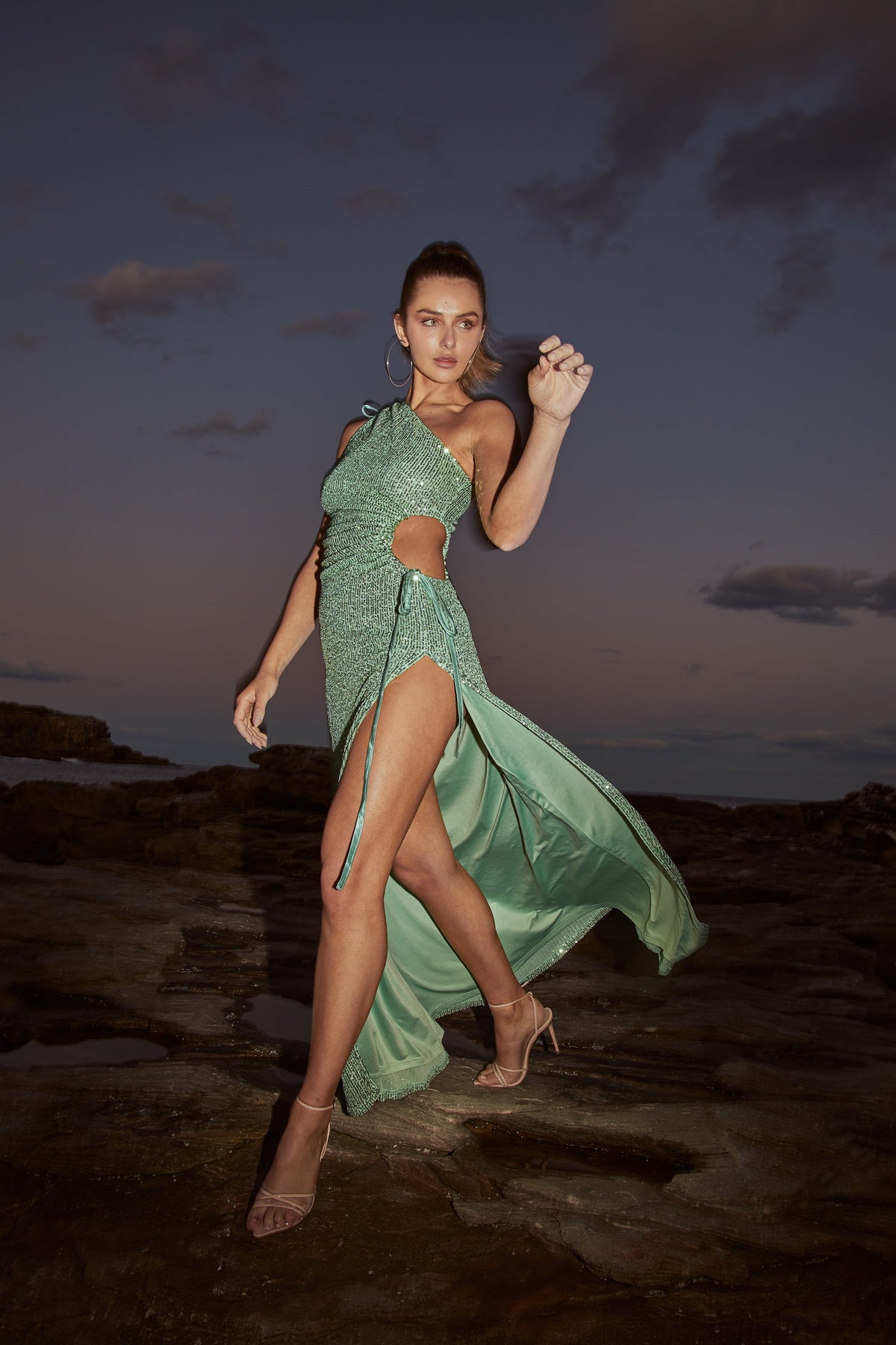 Vestido maxi Nour de lentejuelas verde menta con escote asimétrico