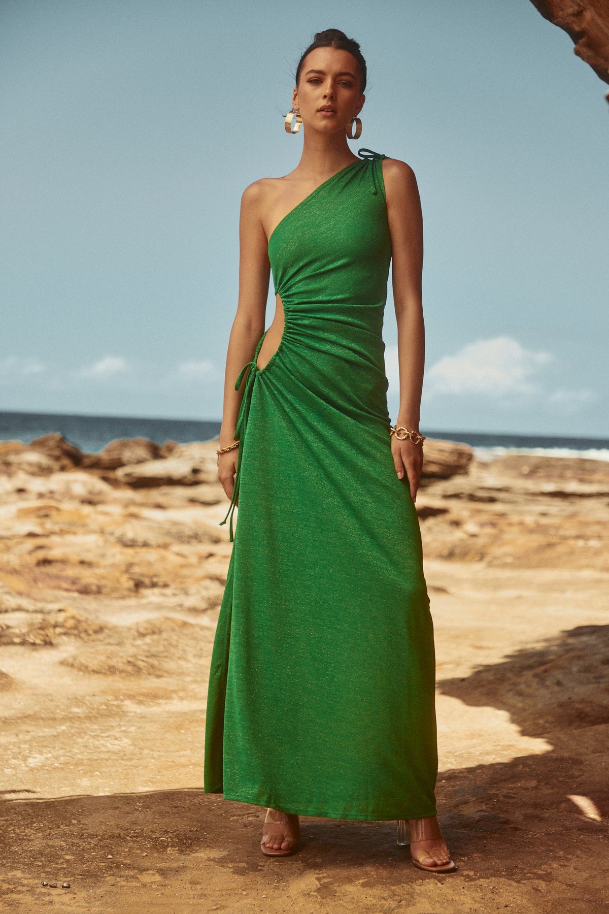 Vestido maxi Nour verde bosque con brillo plateado