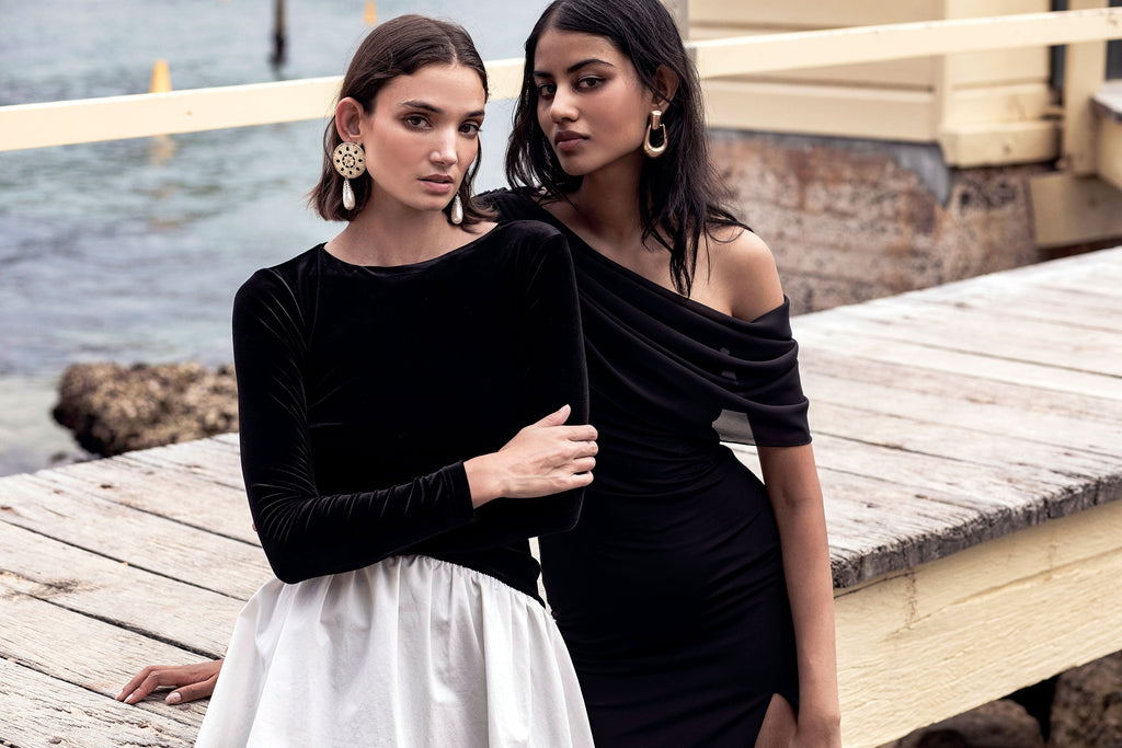 Vestido Sassari negro de un hombro con corte ajustado
