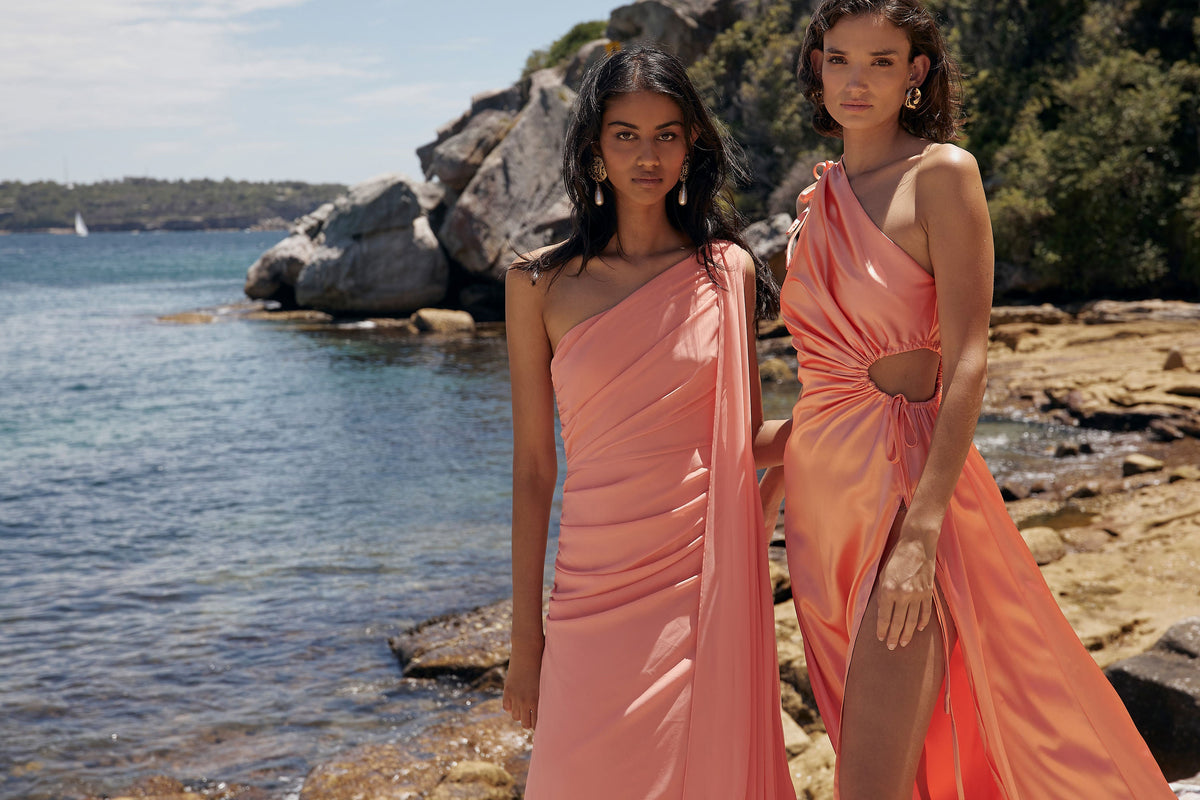 Vestido Nour coral con detalle cut-out ajustable