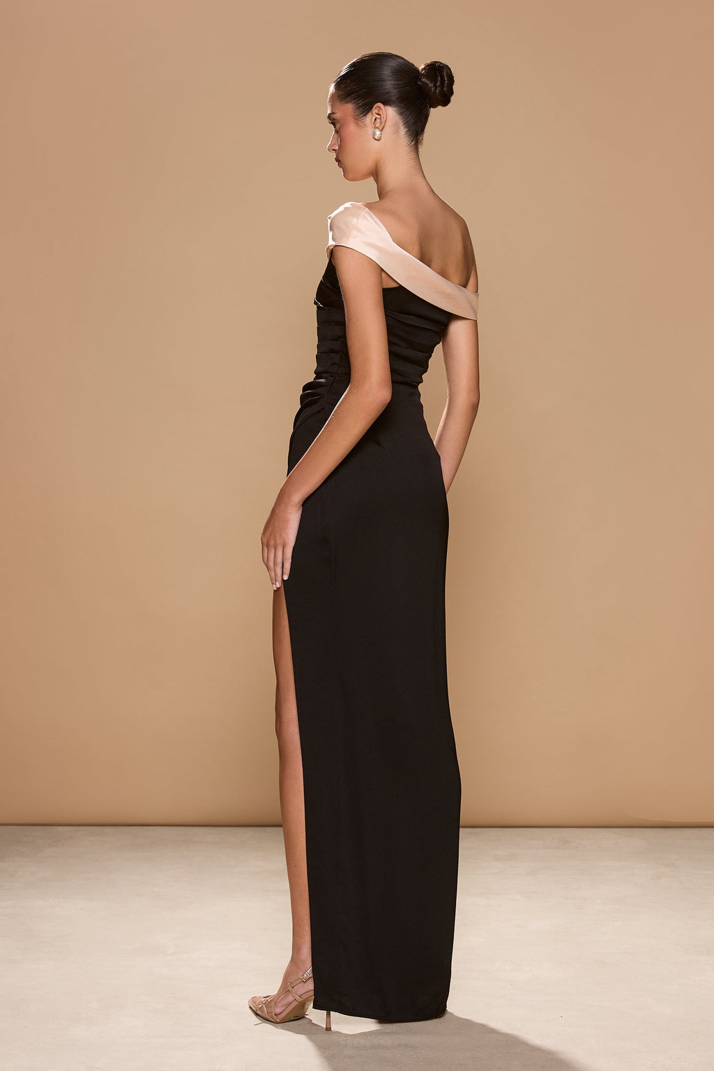 Vestido largo bicolor Tuscany de seda con hombros descubiertos