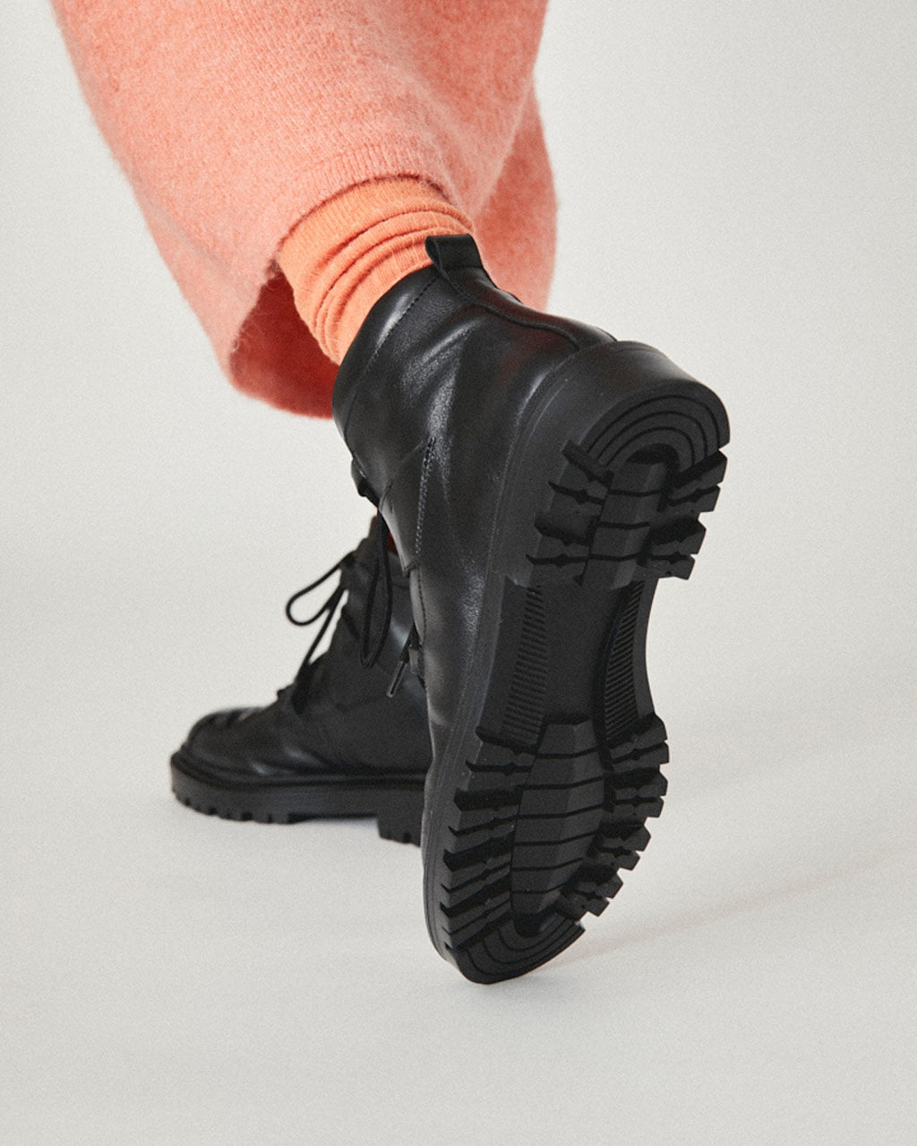 Bota negra de piel con suela track | ZEA