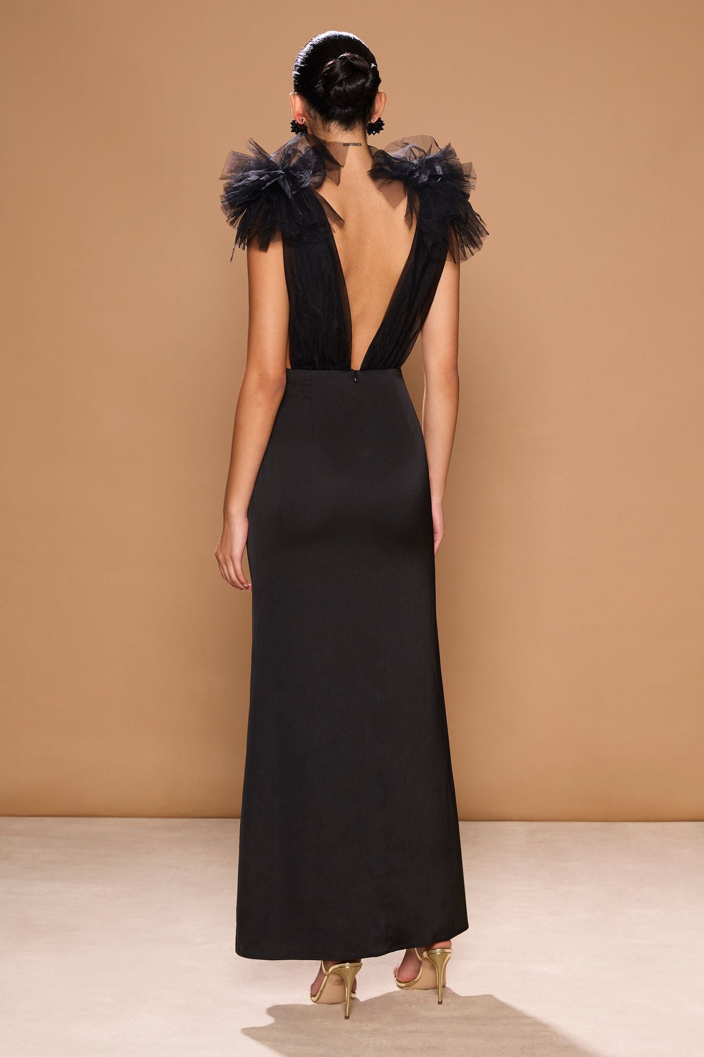 Vestido de gala Como con escote profundo y tul artesanal