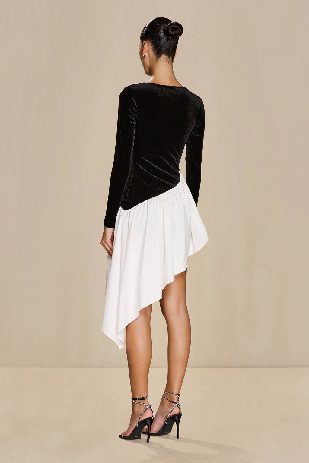 Vestido Amora de terciopelo con volante blanco