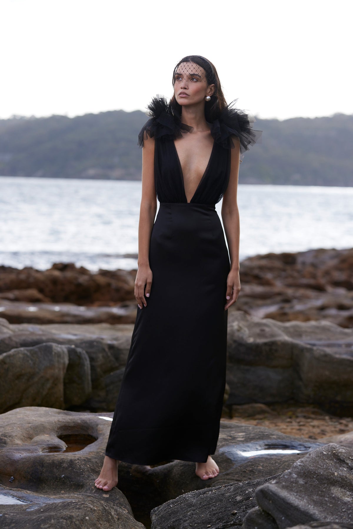 Vestido de gala Como con escote profundo y tul artesanal